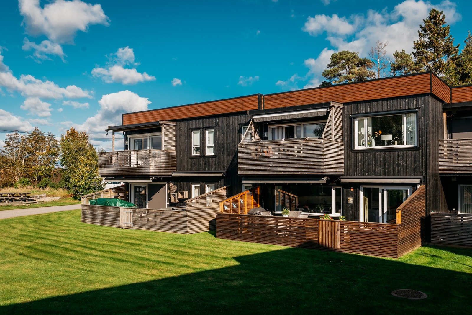 Pen 3- roms selveierleilighet med barnevennlig og trygg beliggenhet rett vet Tjølling idrettsannlegg. Galleribilde