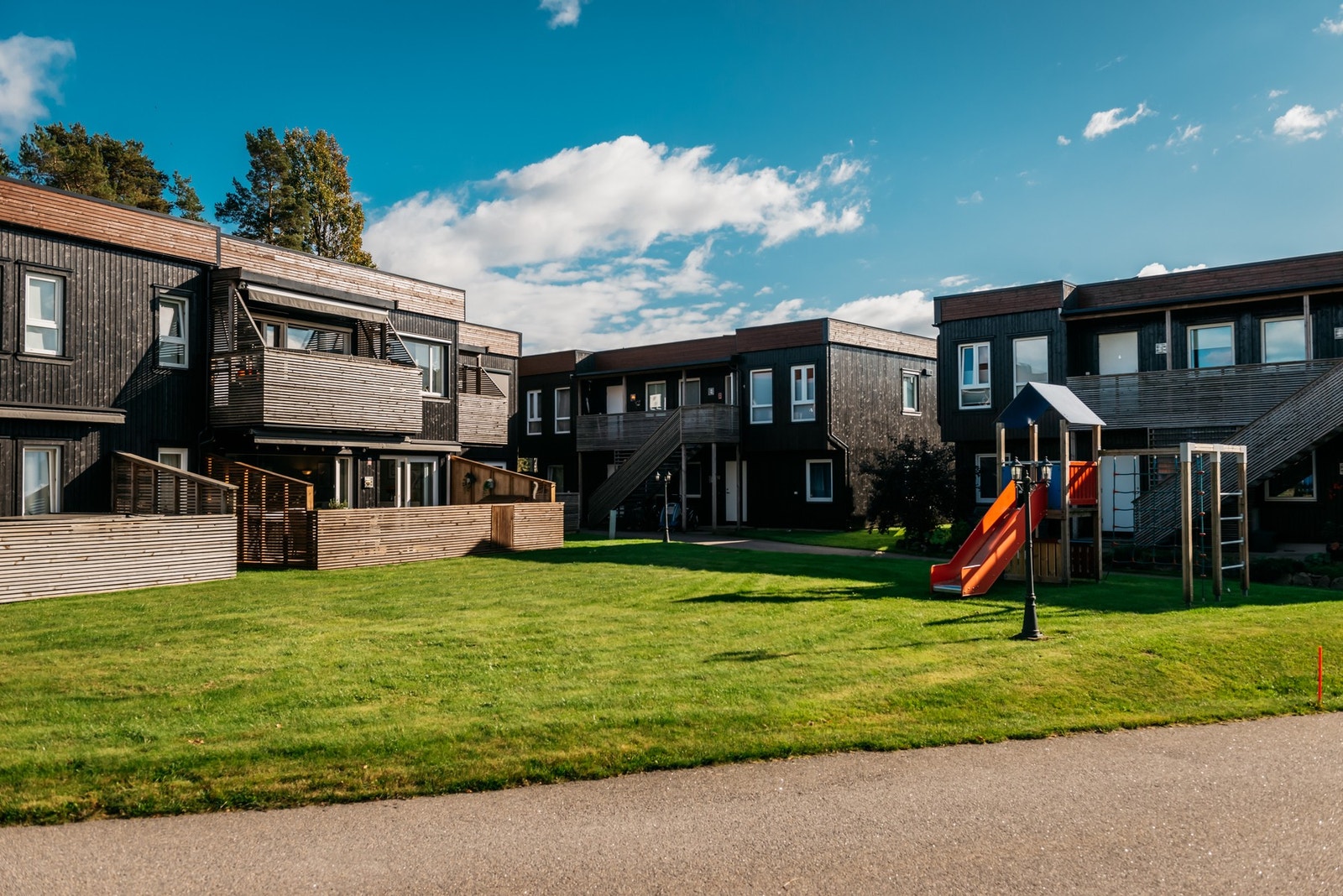 Sameiet består av 14 leiligheter og har en pent opparbeidet tomt. Plenklipping m.mer er inkludert i fellesutgifene. Galleribilde