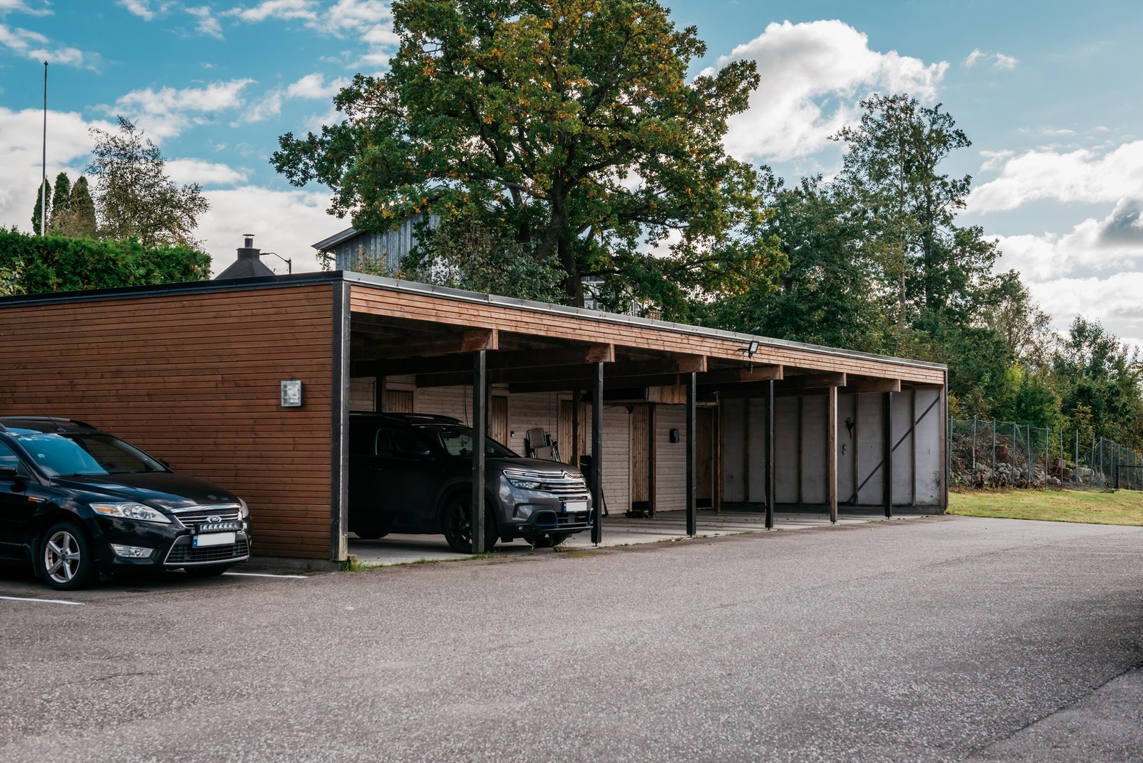 Carport med EL-billader. Galleribilde