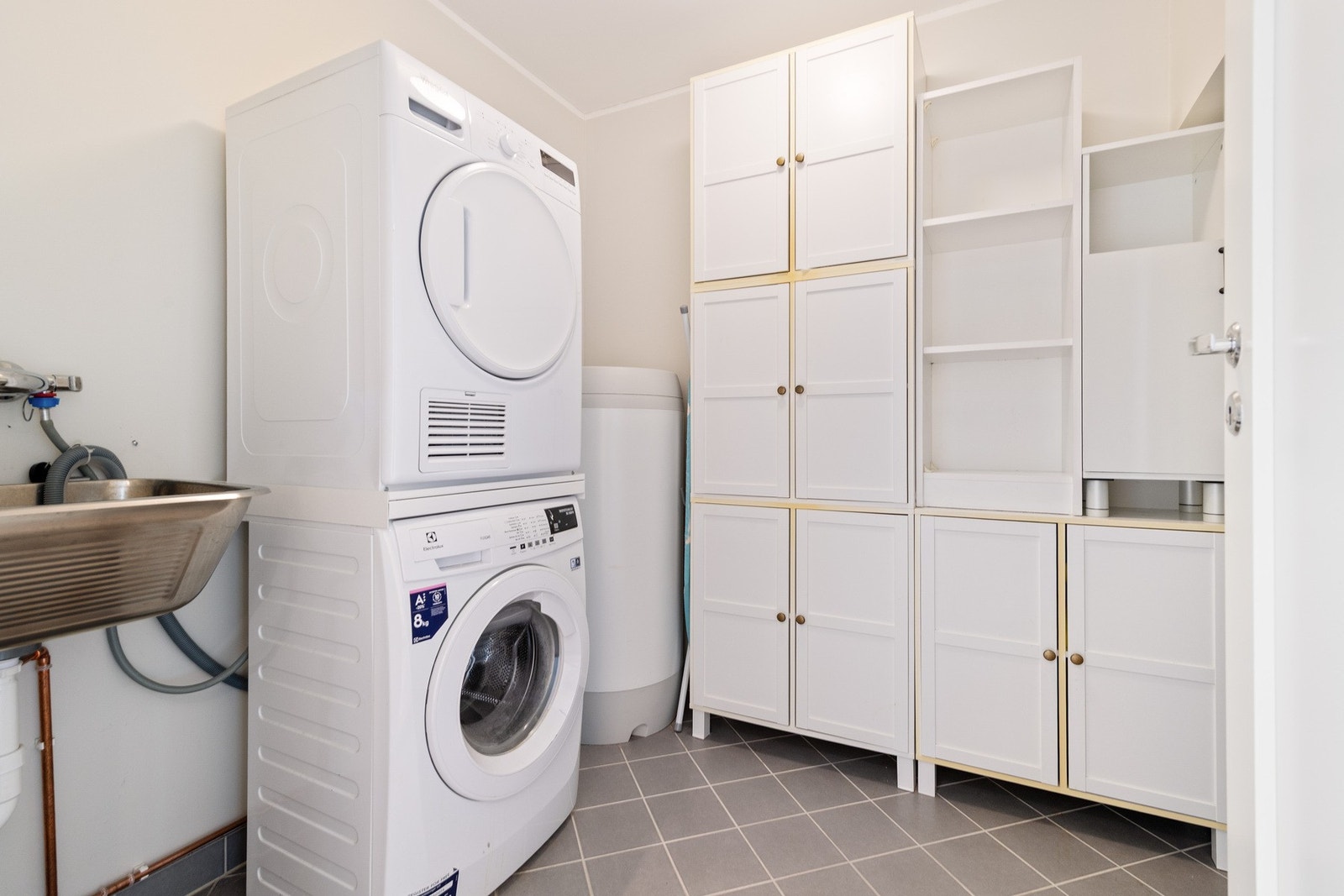 Praktisk teknisk rom/vaskerom med adkomst fra gangen. Galleribilde