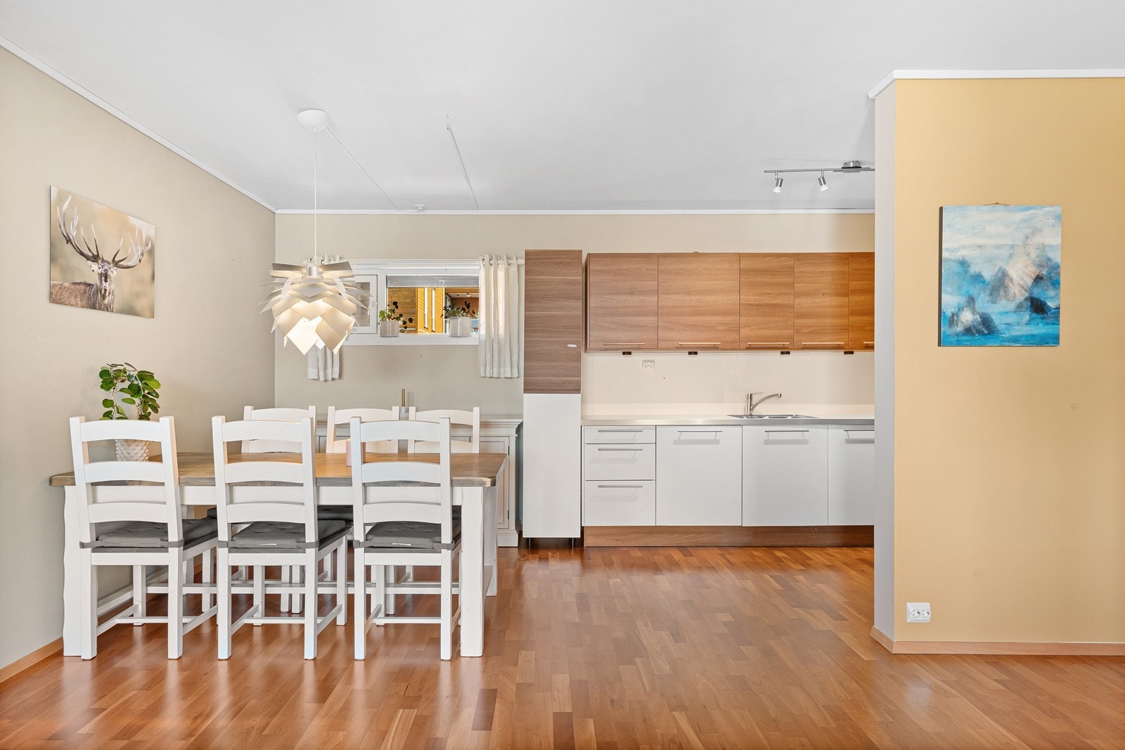 Oversiktlig innredning med smarte løsninger og rikelig oppbevaring. Galleribilde