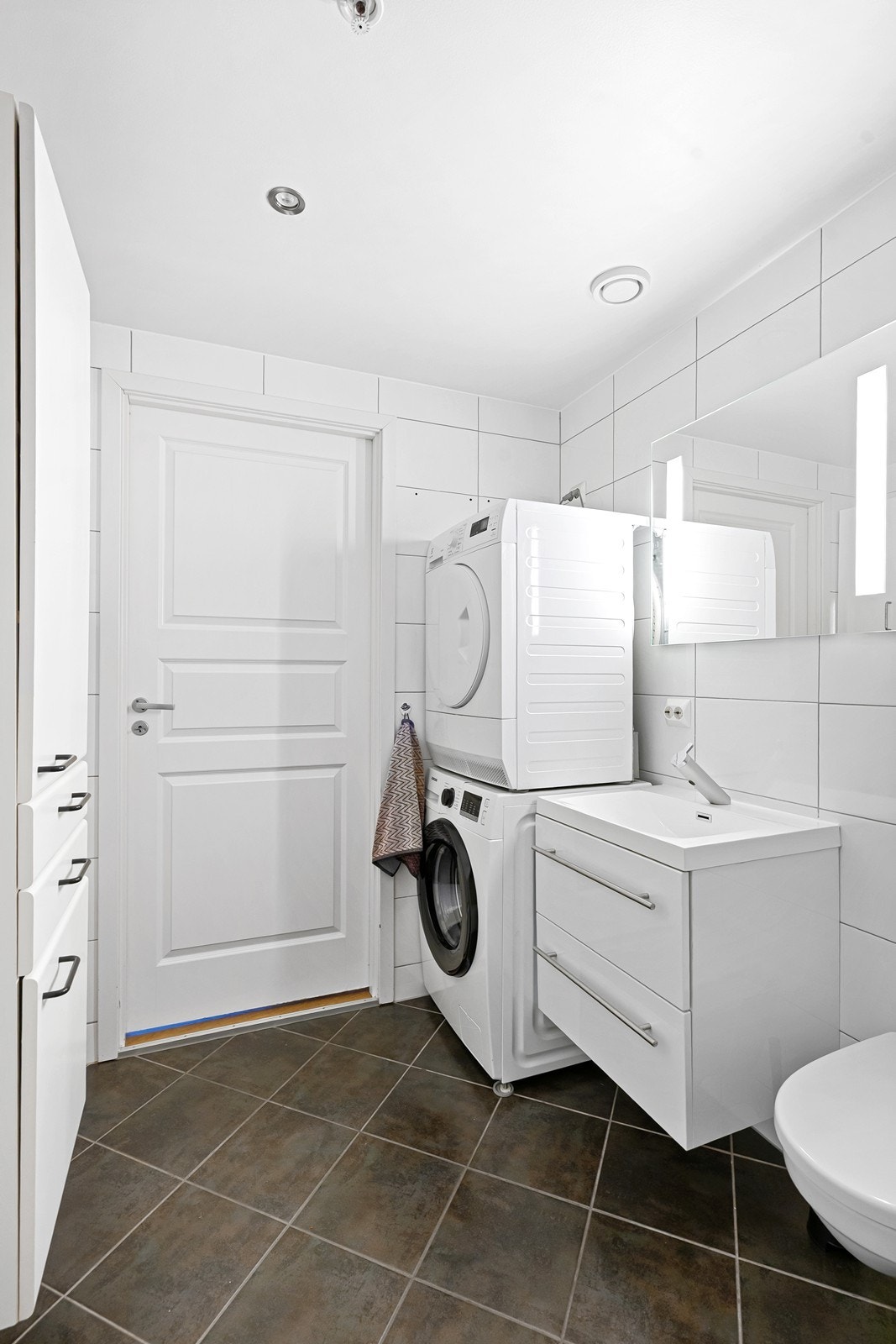 Her er også plass til vaskemaskin og tørketrommel. Galleribilde