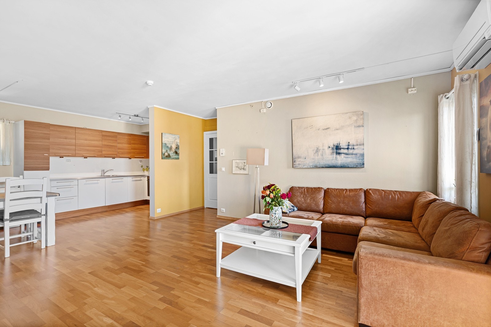 Åpen løsning mot kjøkken er praktisk og gir en god romfølelse. Galleribilde