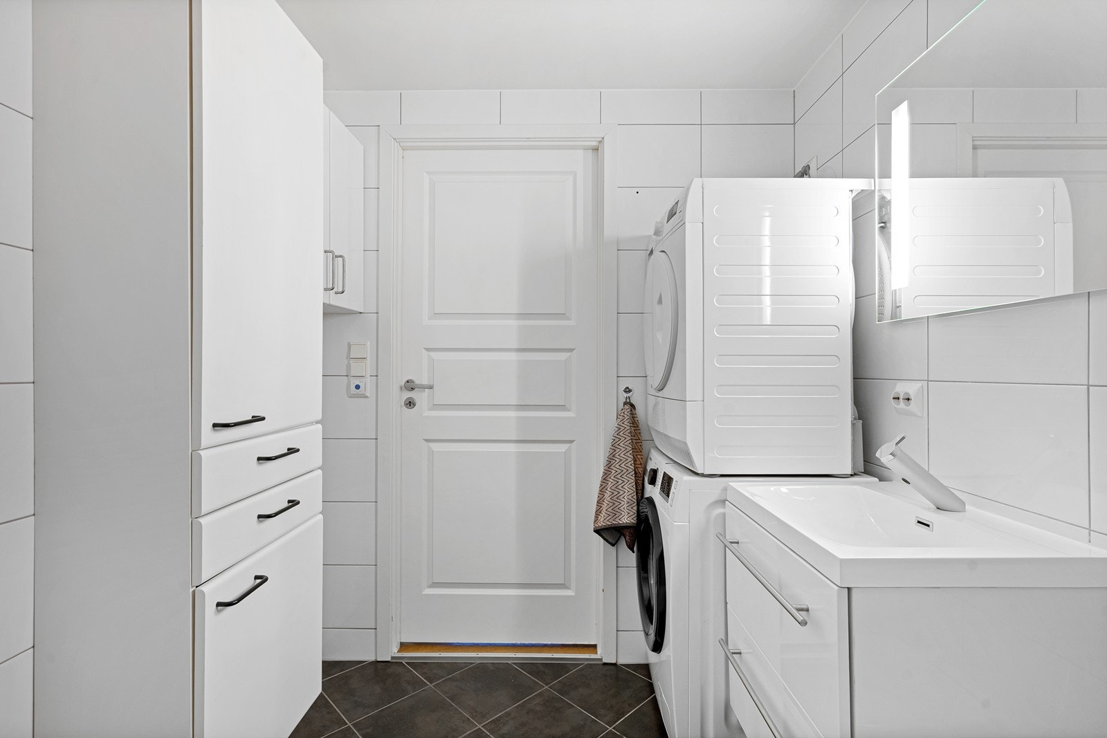 Badet har i tillegg godt med skap og skuffer for oppbevaring. Galleribilde