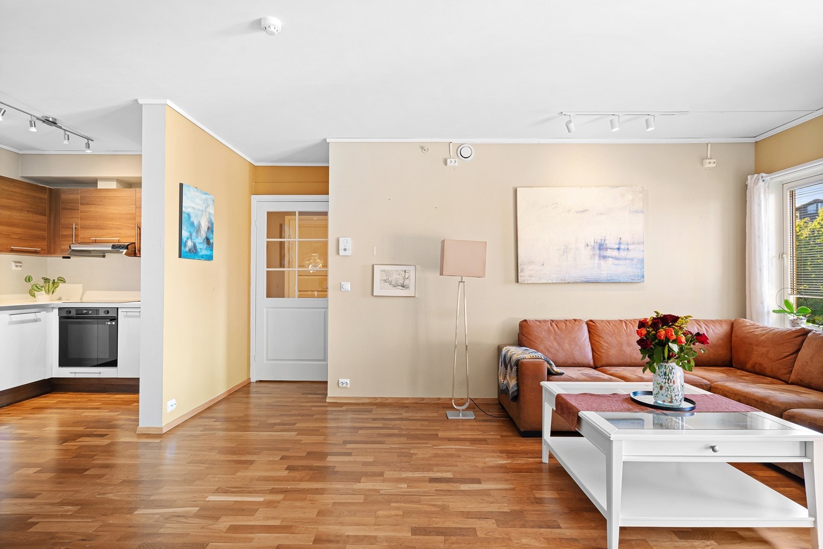 De varme tonene på vegger og gulv skaper en lun og hjemmekoselig følelse. Galleribilde