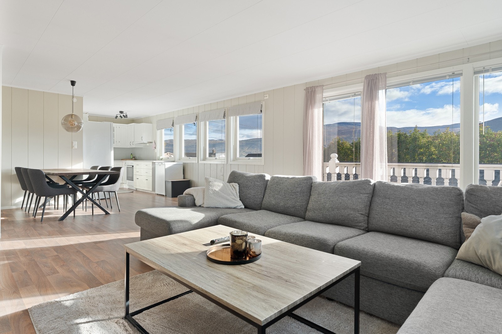 Stuen er også preget av moderne fargevalg og fremstår som stilren.