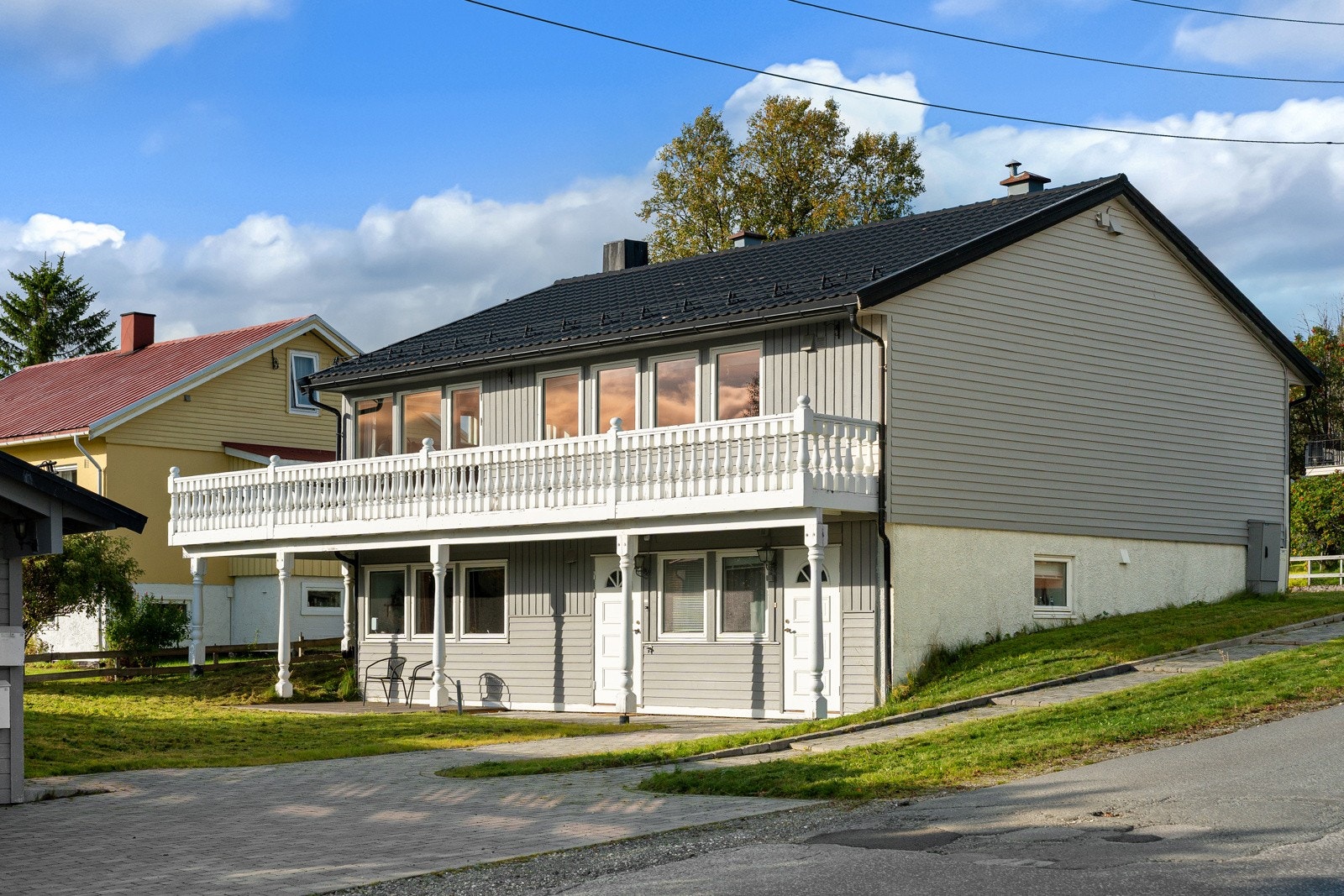 Stille og rolig nabolag med kort vei til dagligvare, treningssenter, bussholdeplass, barnehage, turterreng m.m.