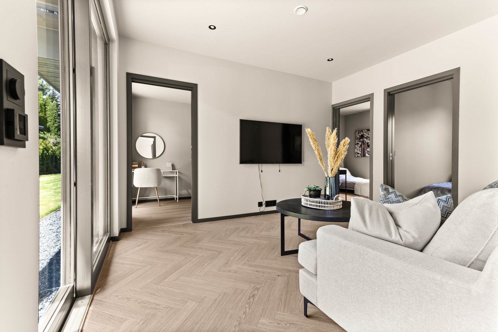 Boligen holder gjennomgående høy standard og har tidsriktige farge -og materialvalg. Galleribilde