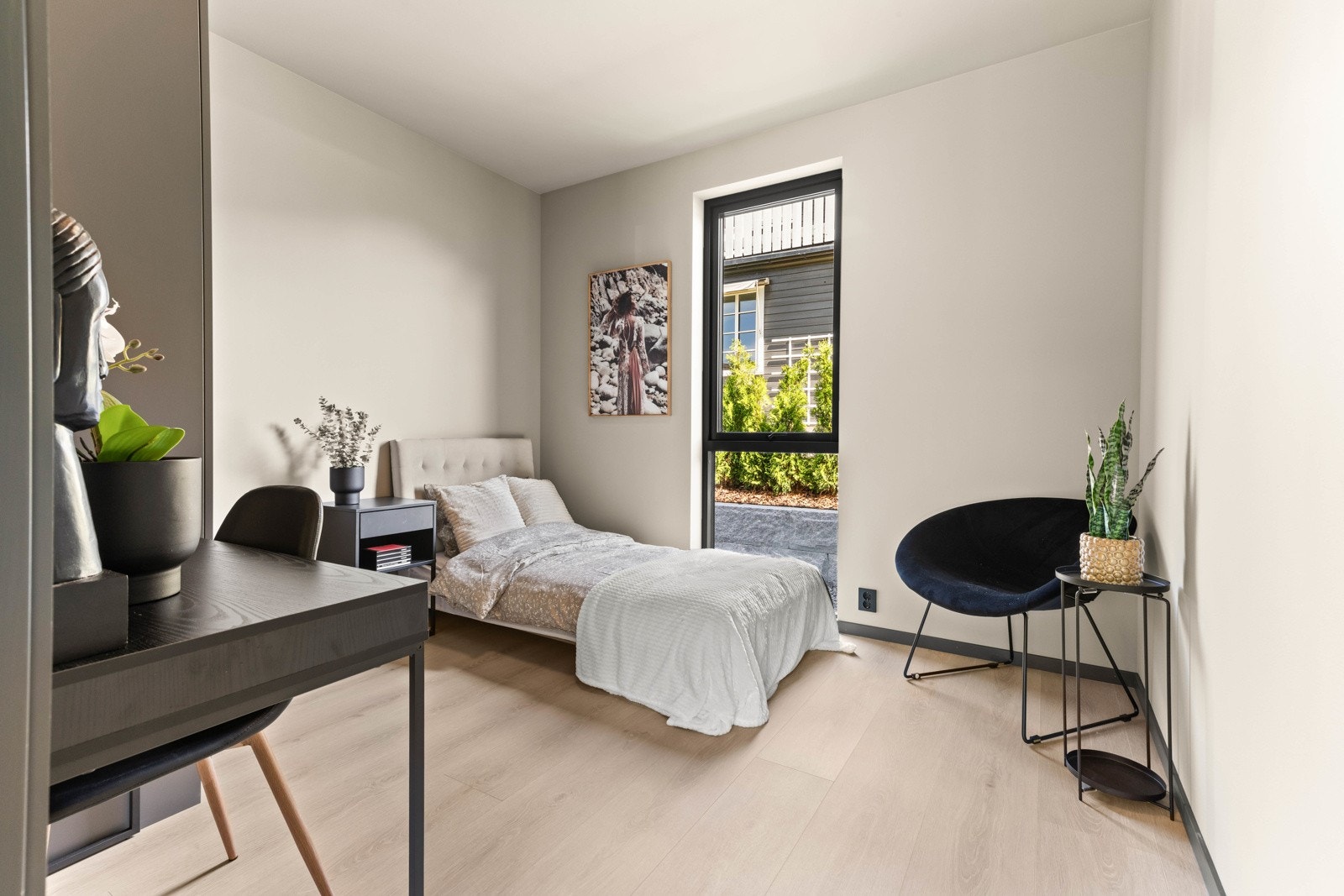 Boligen har totalt 4 soverom. Tre av disse ligger i egen avdeling i husets første etasje. Masteravdelingen ligger i 2. etg. Galleribilde