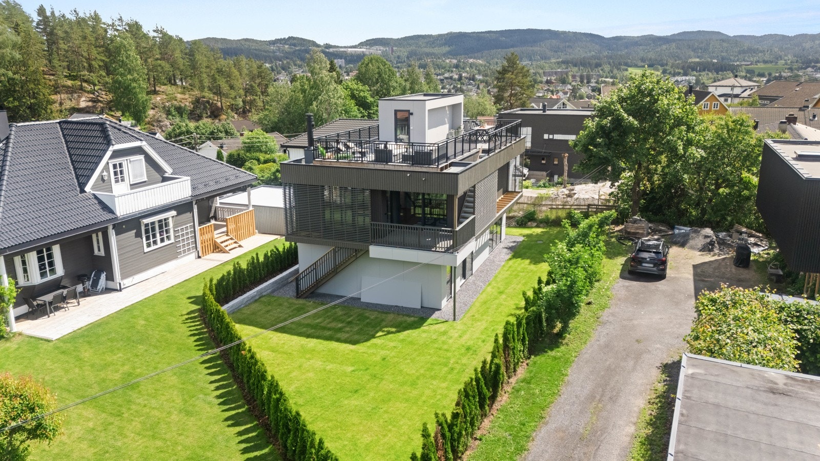 Tomten er ferdigopparbeidet med plen og hekk i tomtegrensen. Stue i mellomplan har utgang til balkong, denne er vestvendt. Galleribilde