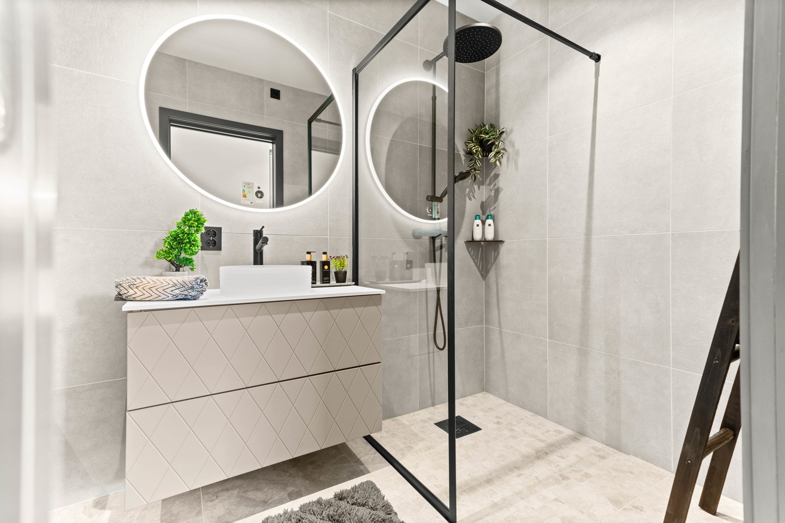 Dette badet har både regnfallsdusj og et deilig badekar for ekstra velvære. Galleribilde