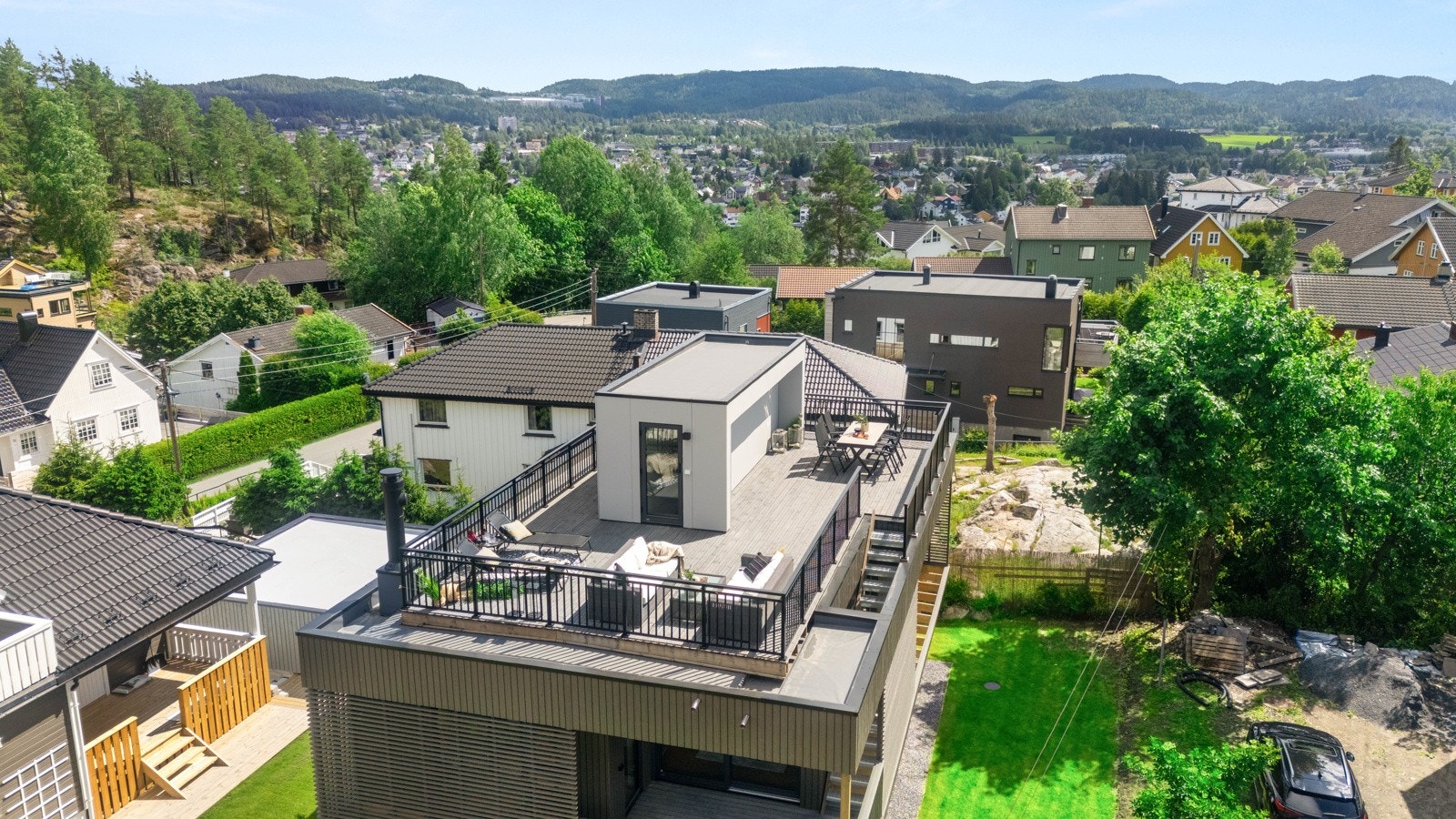 Praktisk løsning hvor det er adkomst til takterrassen direkte fra hagen og fra terrassen i mellomplanet. Det er også innvendig traff fra mellomplanet og opp. Galleribilde