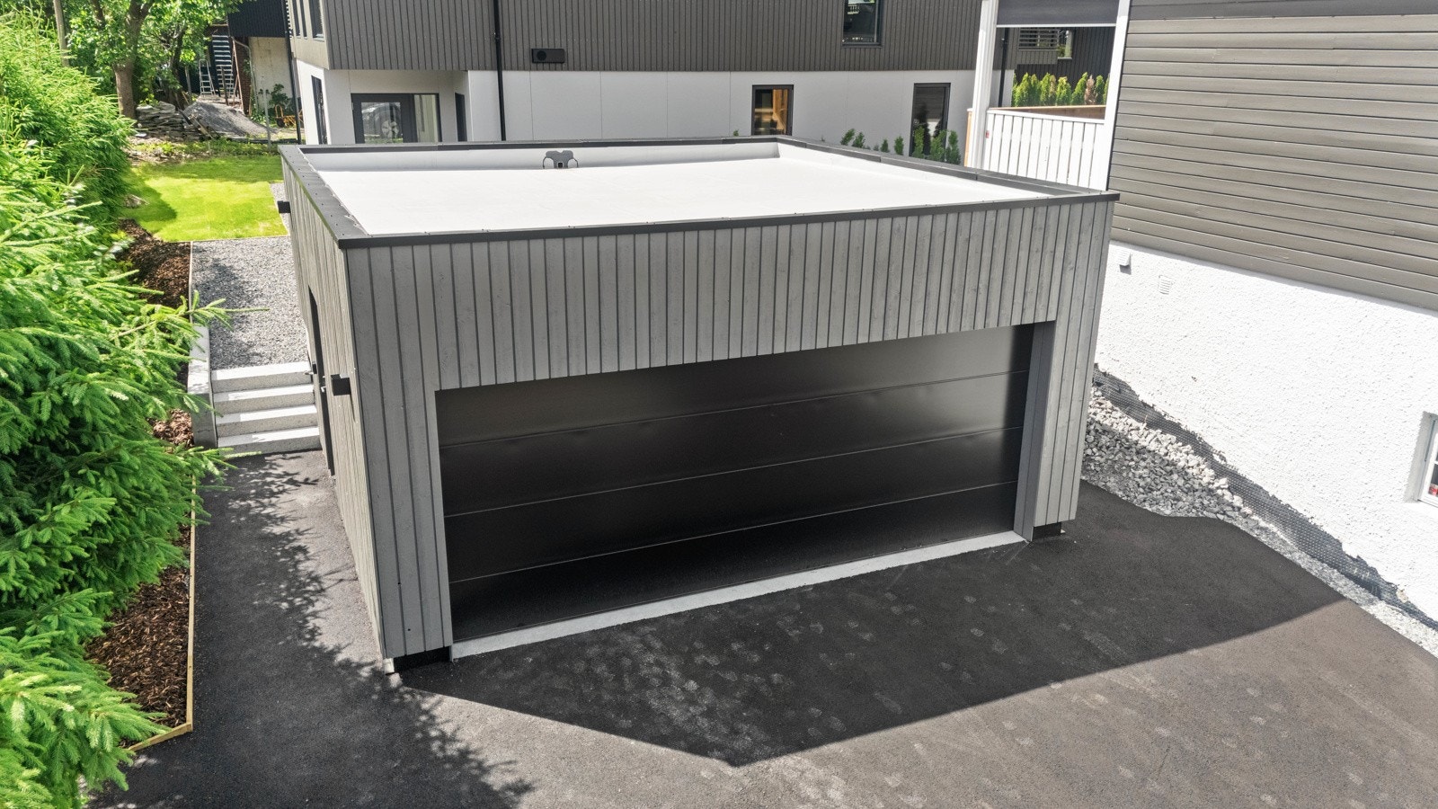 Dobbelgarasje med automatisk port samt sidedør. Galleribilde