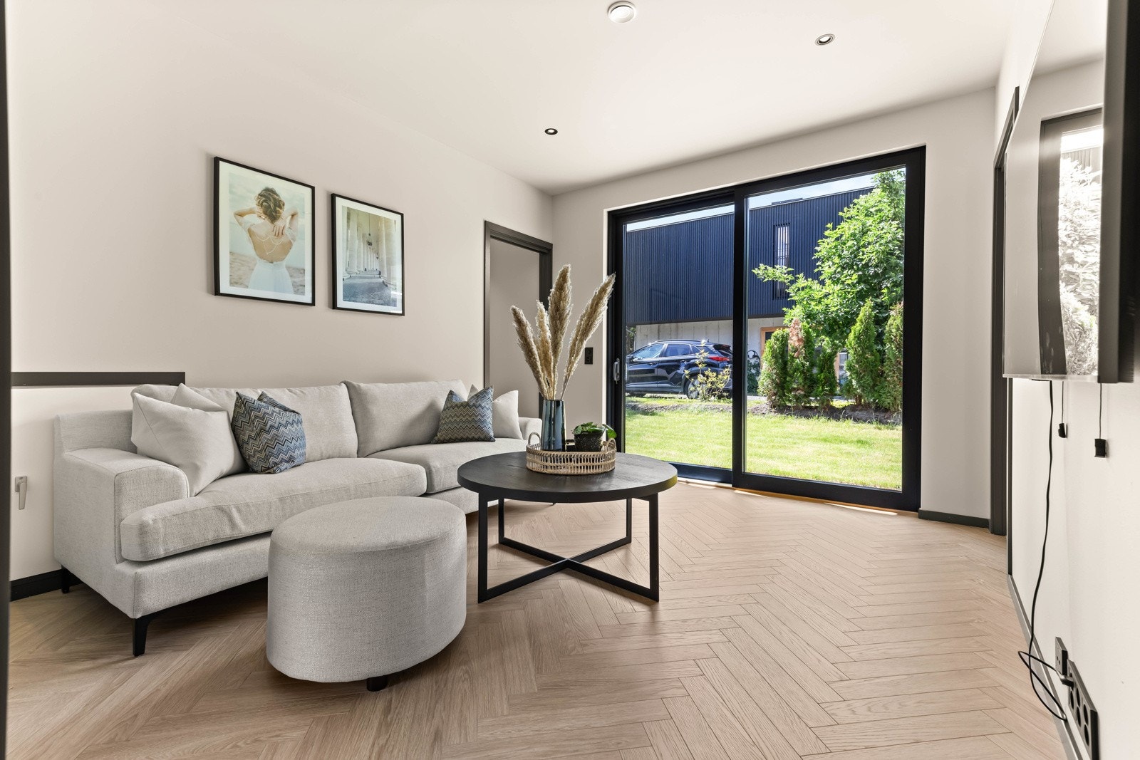 Hyggelig stue i tilknytning til barnerommene, skyvedør ut til hagen. Galleribilde