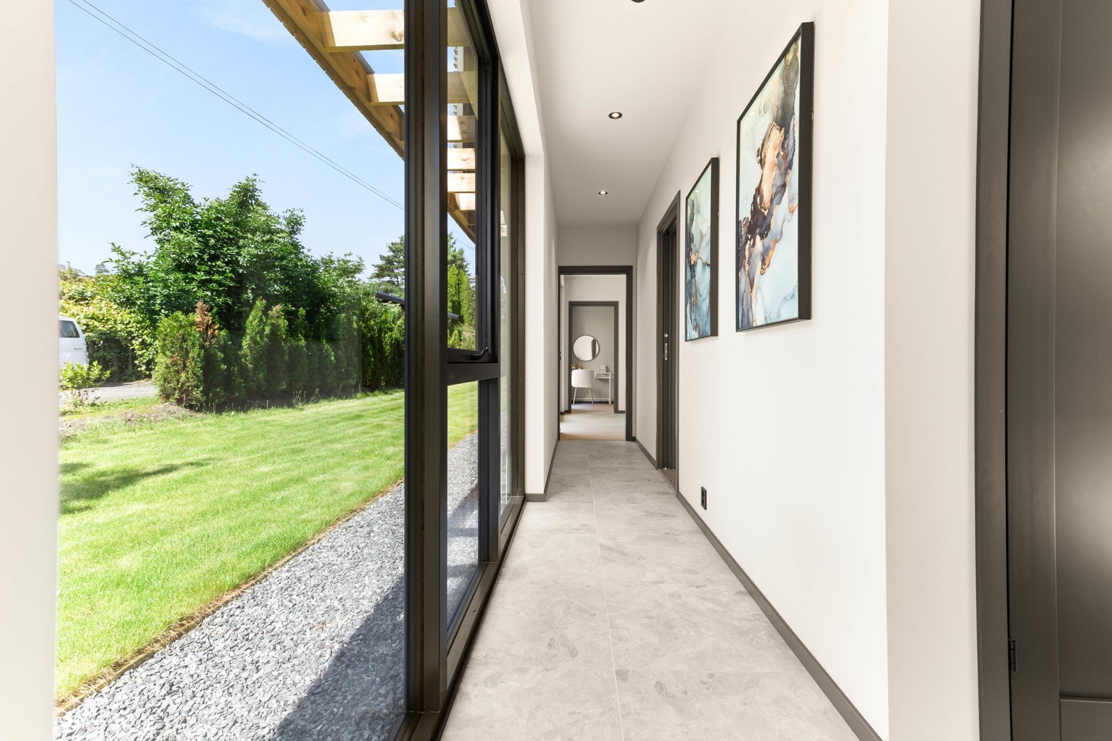 Mellomgang fra hallen og videre inn til barneavdelingen som består av et flott bad/wc (både dusj og badekar), stue med utgang til hage og 3 soverom. Galleribilde