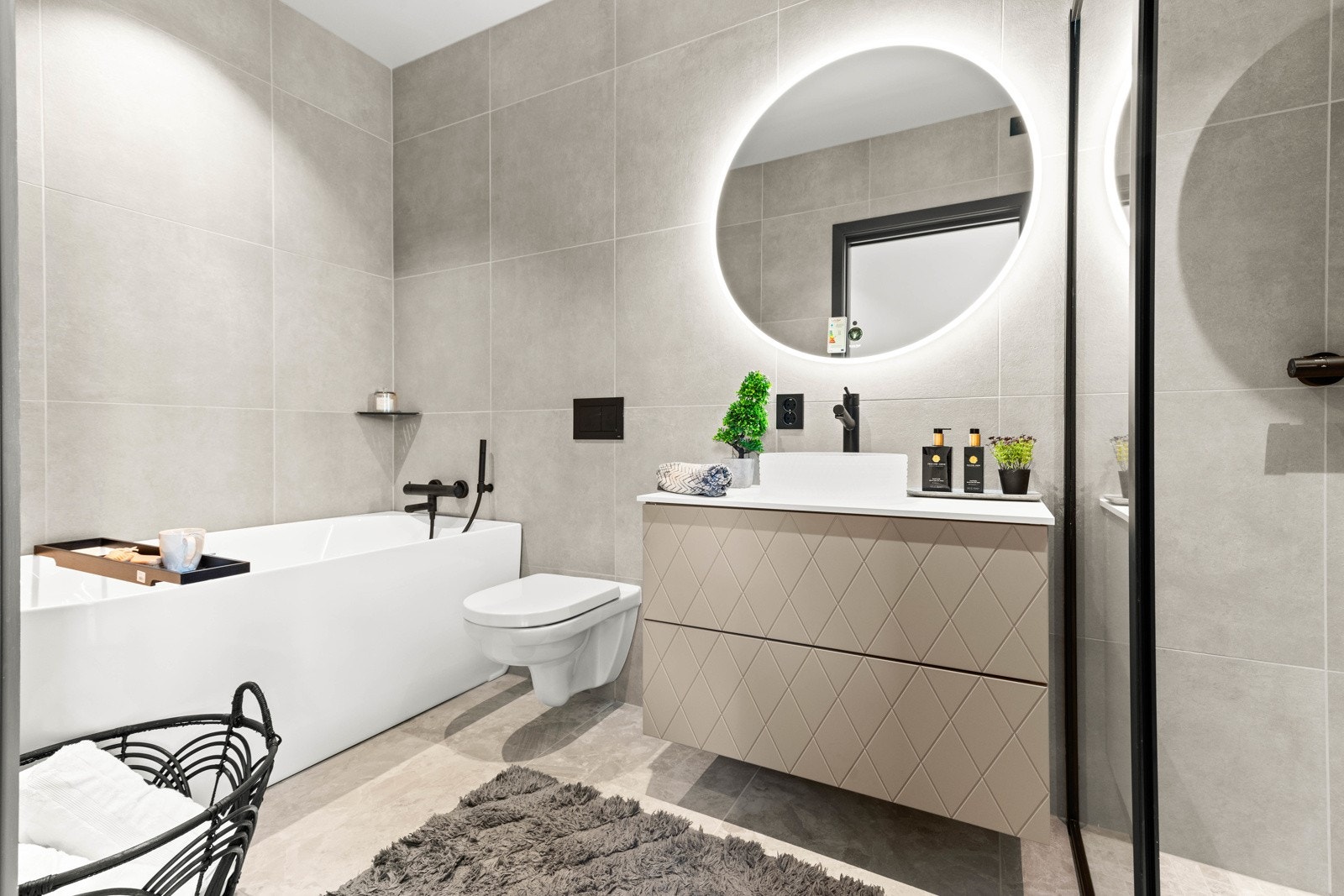 Delikat flislagt og godt utstyrt bad/wc i tilknytning til barnerommene. Galleribilde