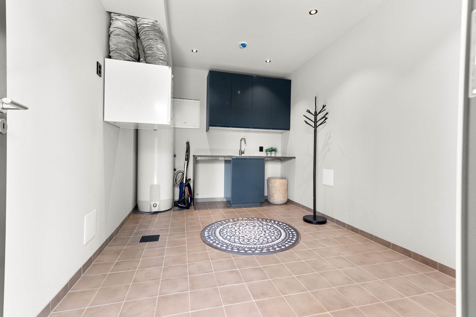 Romslig vaskerom i husets 1. etg. Mulighet for å etablere garderobe. Galleribilde