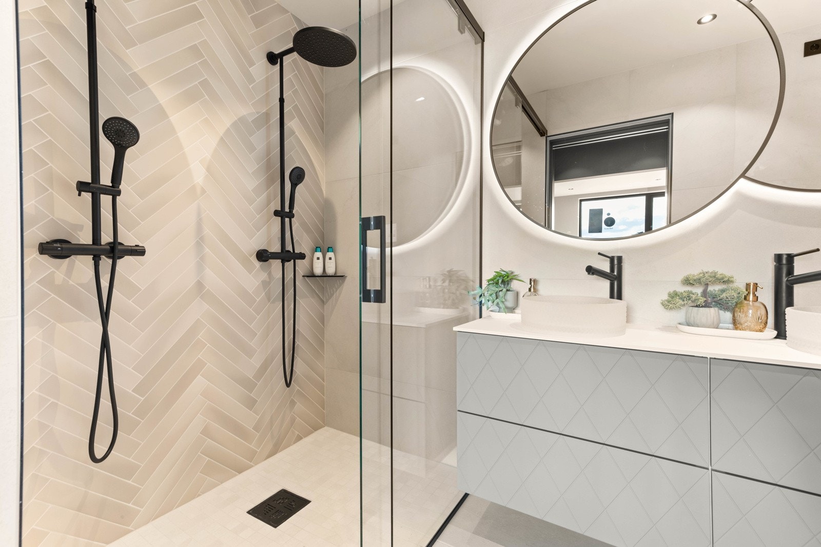 Et luksus-bad med dobbel regnfallsdusj og dobbel servant, når man skal være flere på badet samtidig. Galleribilde