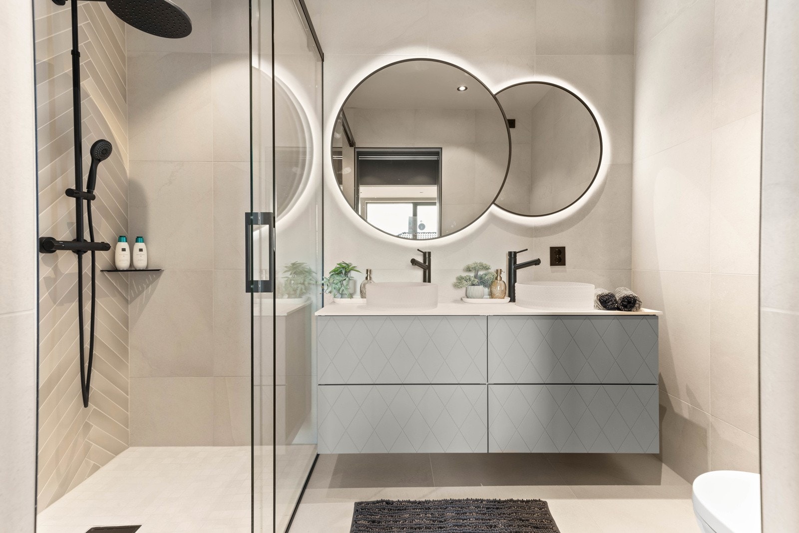 Delikat baderom i masteravdelingen med dobbel dusj og påkostet innredning. Galleribilde