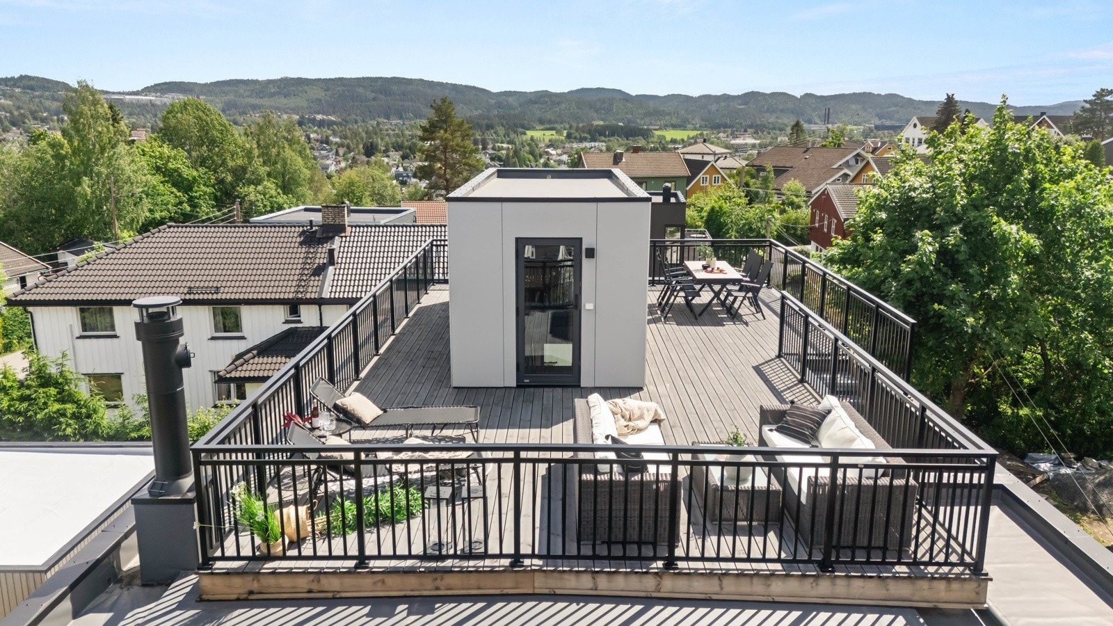 Her er det bare å flytte seg etter solen... Til venstre for trappehuset er det plass til bord og stoler for morgenkaffen i formiddagssolen, til høyre og i front kommer ettermiddag og kveldssolen. Klargjort med vann og avløp for et ev. utekjøkken. Galleribilde