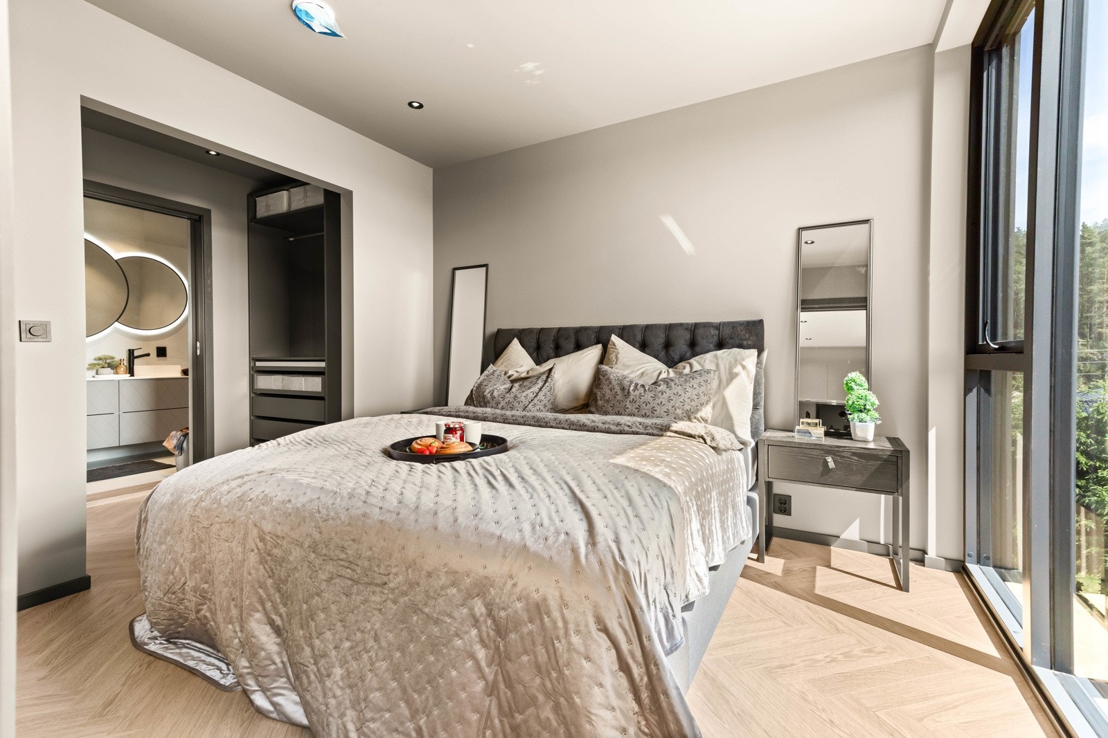 Flott masteravdeling i 2. etasje med soverom med direkte adkomst inn til walk in closet og videre inn til et delikat baderom. Galleribilde