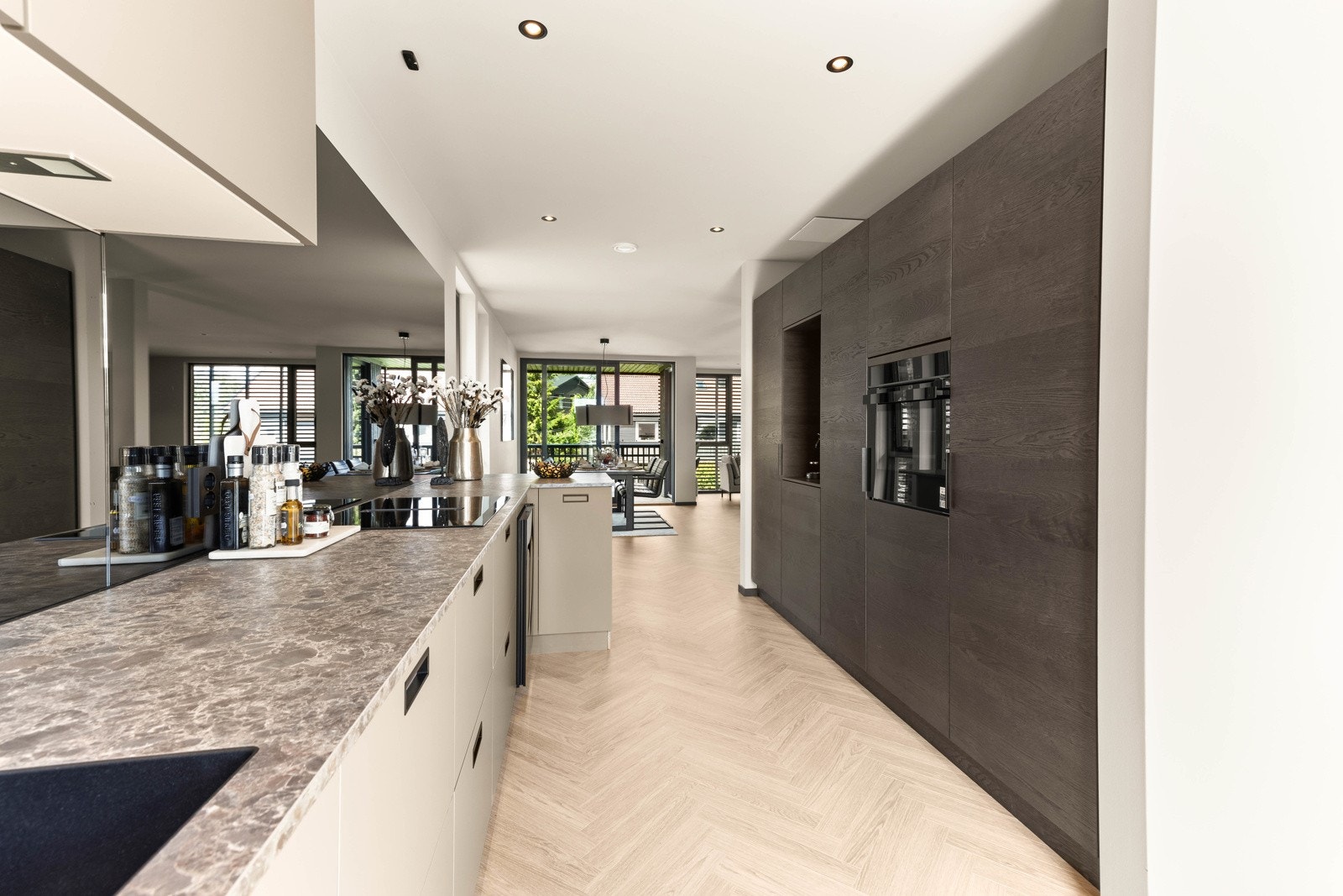 Påkostet kjøkkeninnredning fra KVIK, moderne design og komplett utstyrt med hvitevarer inkludert vinskap. Galleribilde