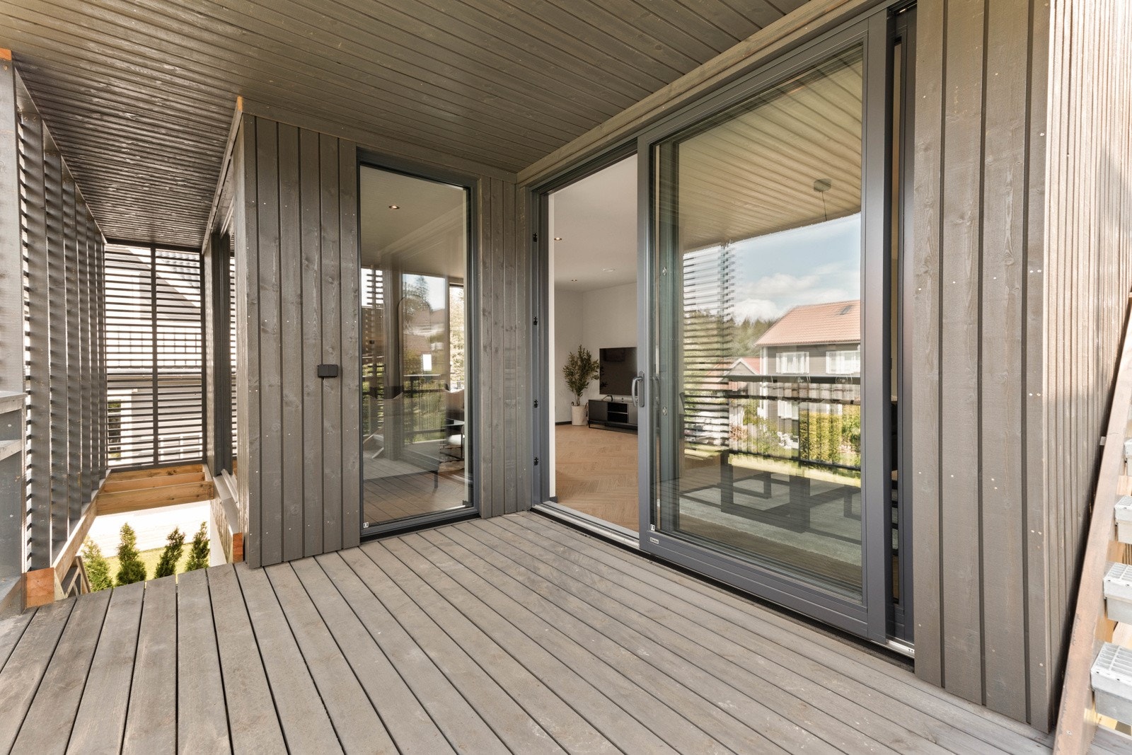 Balkongen har trapp opp til takterrassen. Merk at det også er en egen innvendig trapp fra 2. etg og opp til takterrassen. Galleribilde