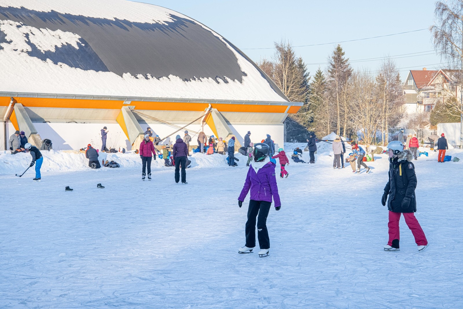 På vinteren er det skøytebane bak Fjellhamarhallen. Galleribilde