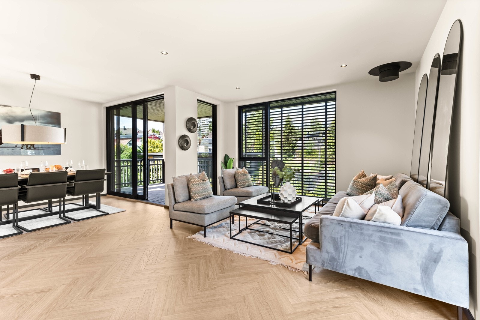 Veggene er kledd i slette beige-toner og det er utstrakt bruk av downlightsbelysning. Galleribilde