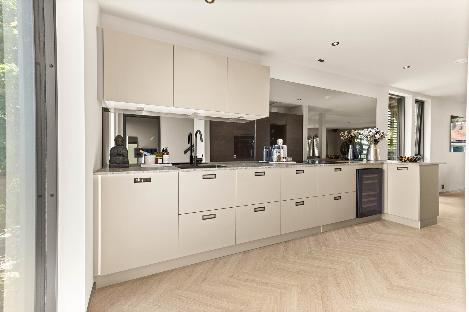 Langs den ene veggen er det også montert et speil som er levert av glassmester. Galleribilde