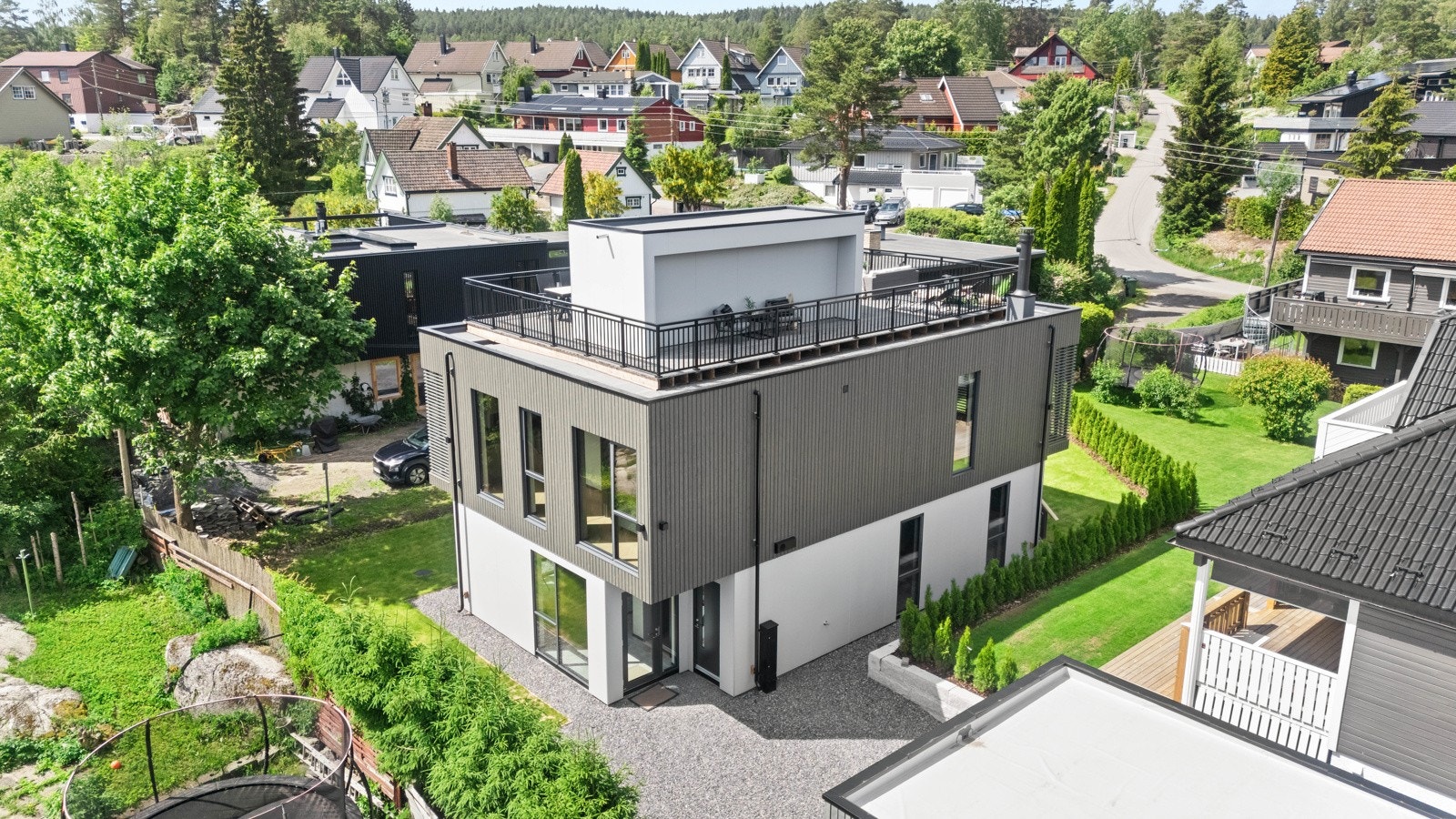 Eiendommen er nylig ferdigstillet både inn og utvendig. Visning til annonserte tider eller privatvisning etter avtale med Petter Aure/45007097. Galleribilde