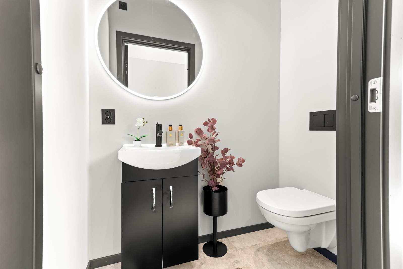 Gjestetoalett i 1. etasje. Galleribilde