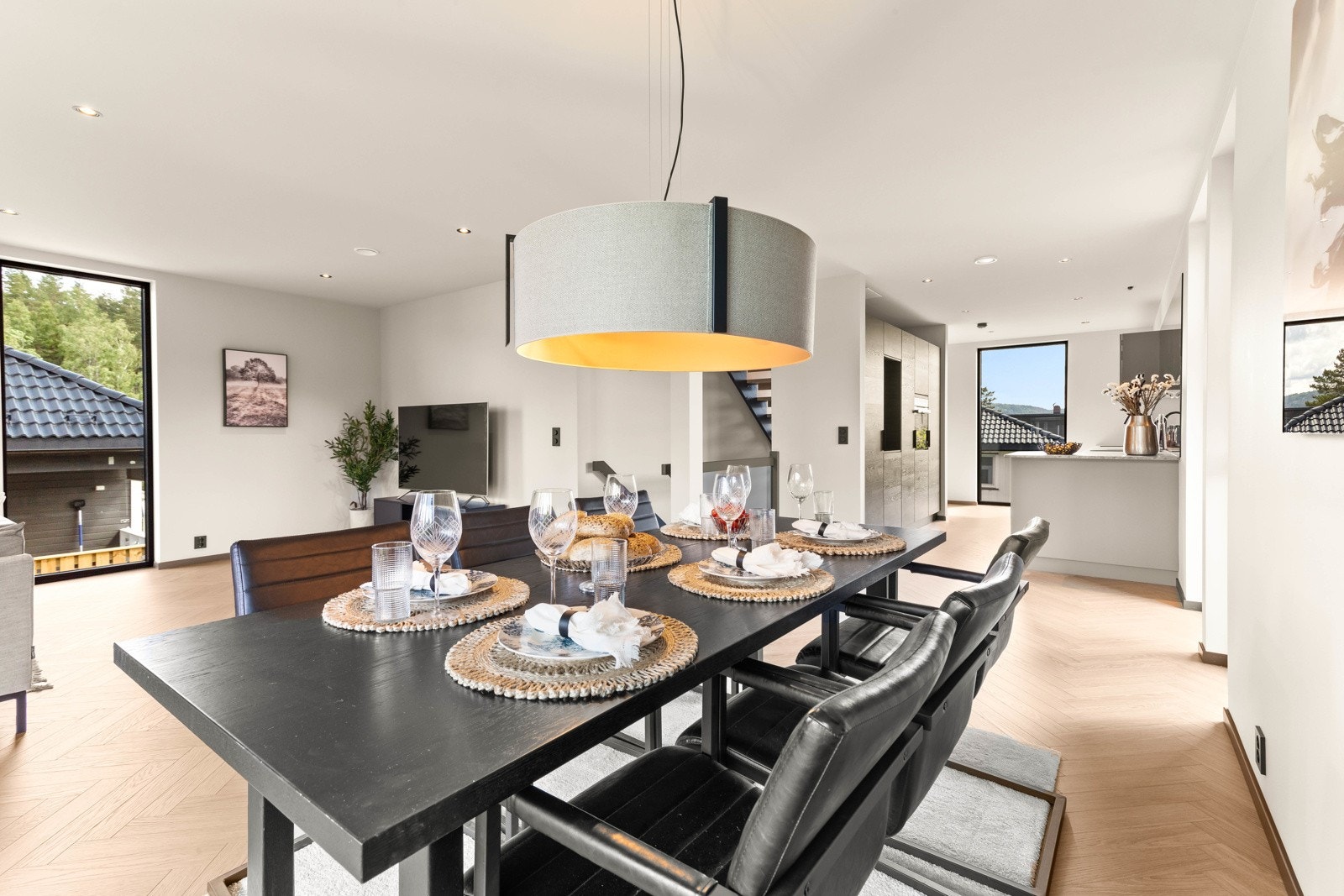 God plass til spisestuebord i et lyst og hyggelig hjørne av stuen. Galleribilde