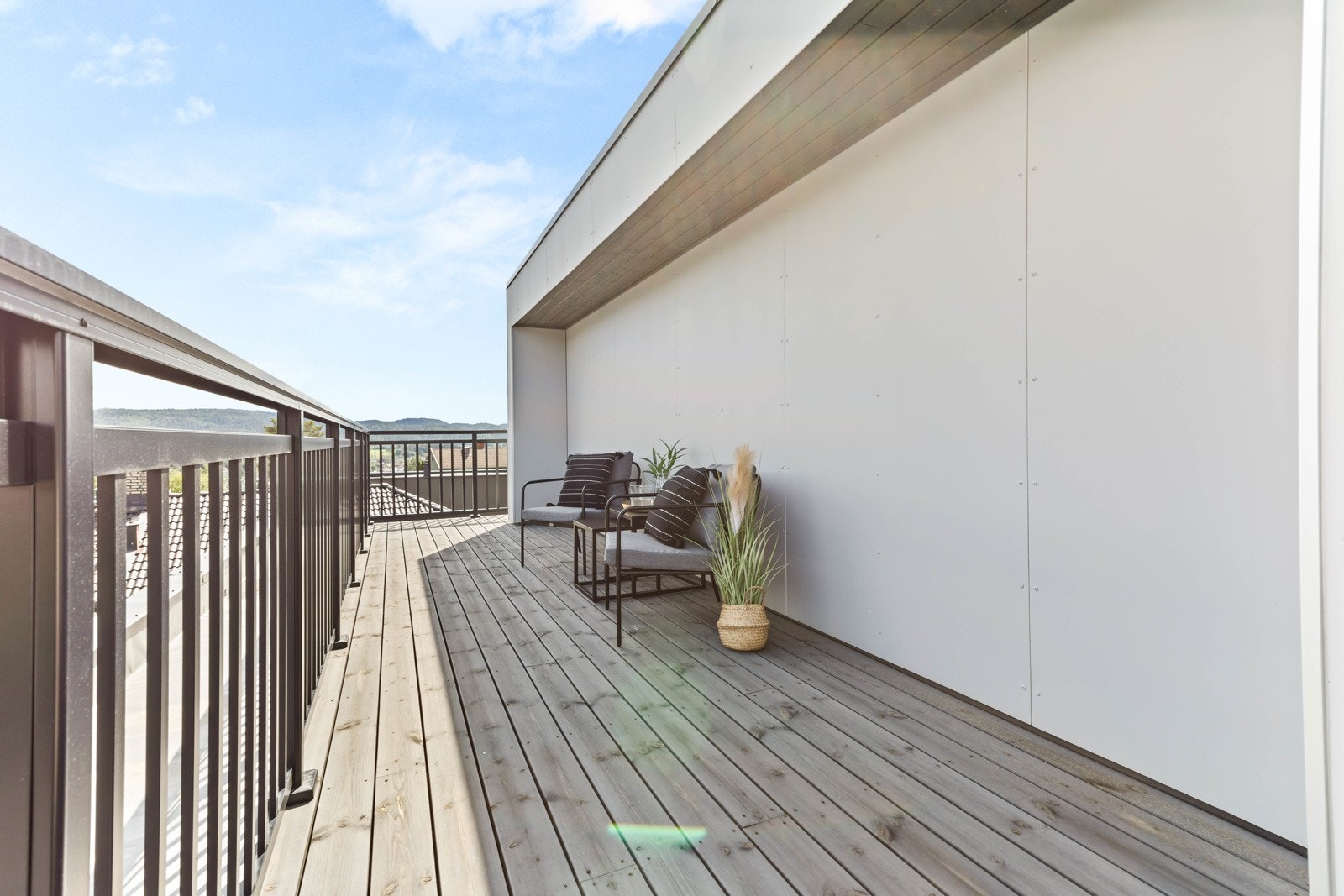 Østsiden av trappehuset, her kan morgensolen og kaffen nytes. Galleribilde