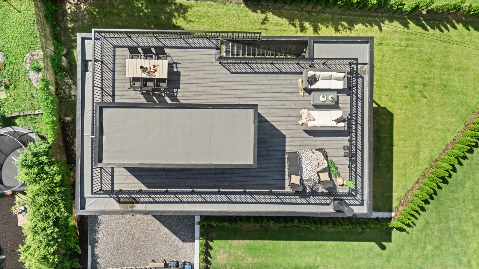 Flott takterrasse på 67 kvm. Denne er forberedt for utekjøkken med varmt/kaldtvann og avløp. Galleribilde