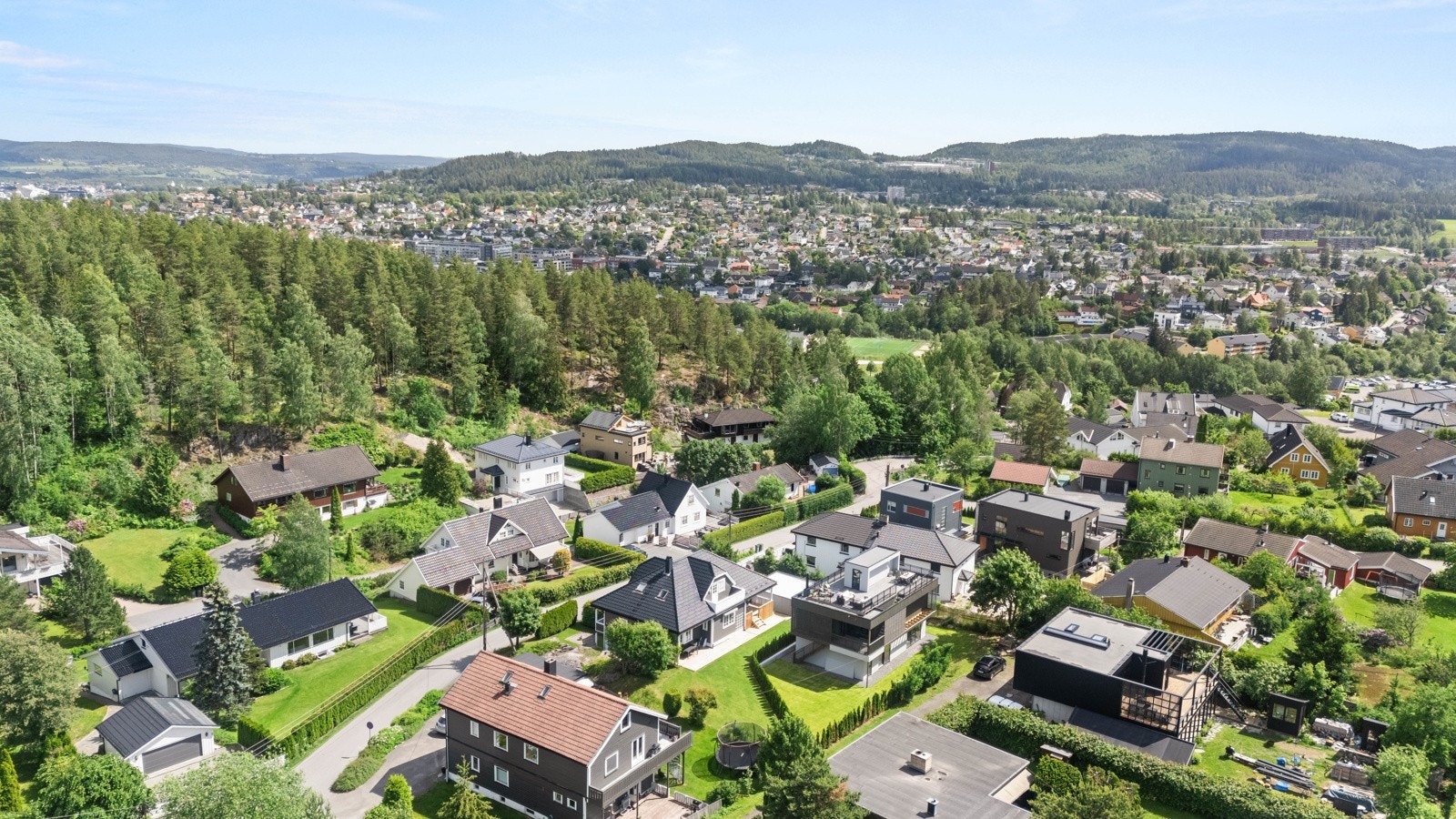 Høyt og fritt beliggende på Fjellhamar, attraktivt villastrøk - barnevennlige omgivelser med kort vei til nye Fjellhamar skole. Galleribilde