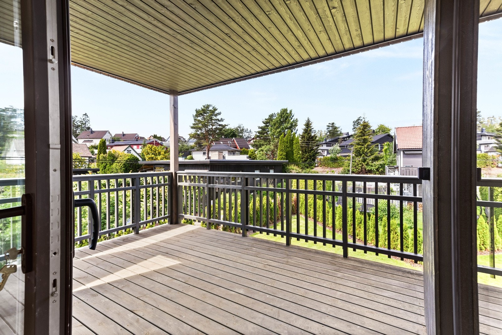 Stuen i 2. etg. har utgang til overbygget balkong på 10 kvm. Galleribilde
