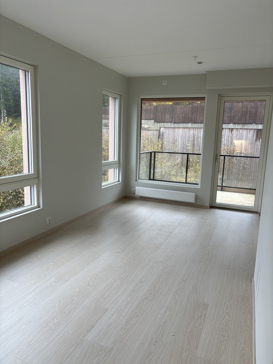 Lys stue med åpen kjøkkenløsning Galleribilde