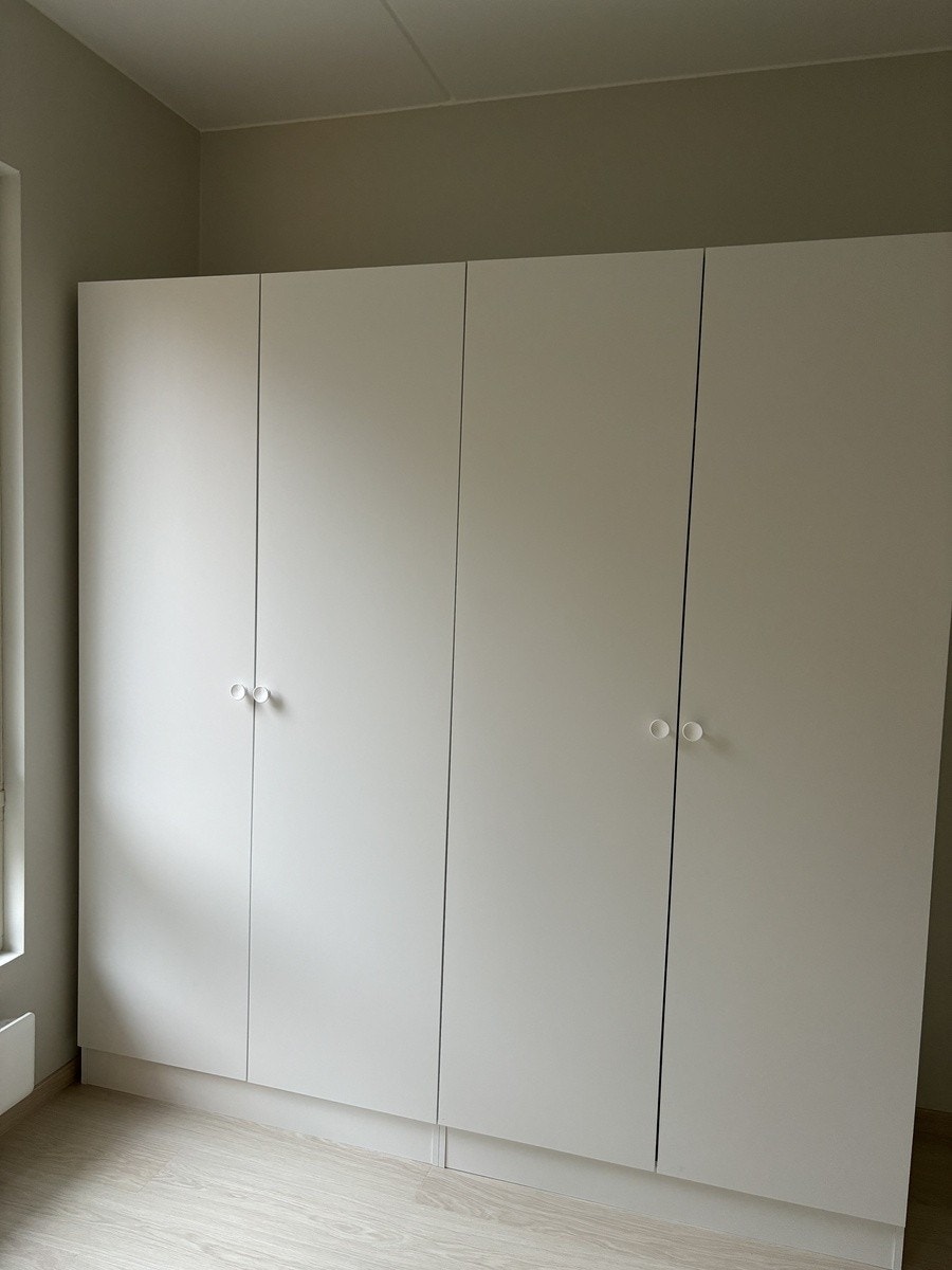 Medfølgende garderobeskap på soverom Galleribilde