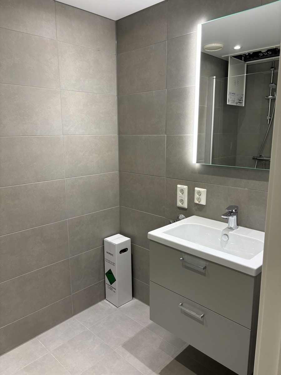 Pent flislagt bad med innfellbare dusjdører Galleribilde