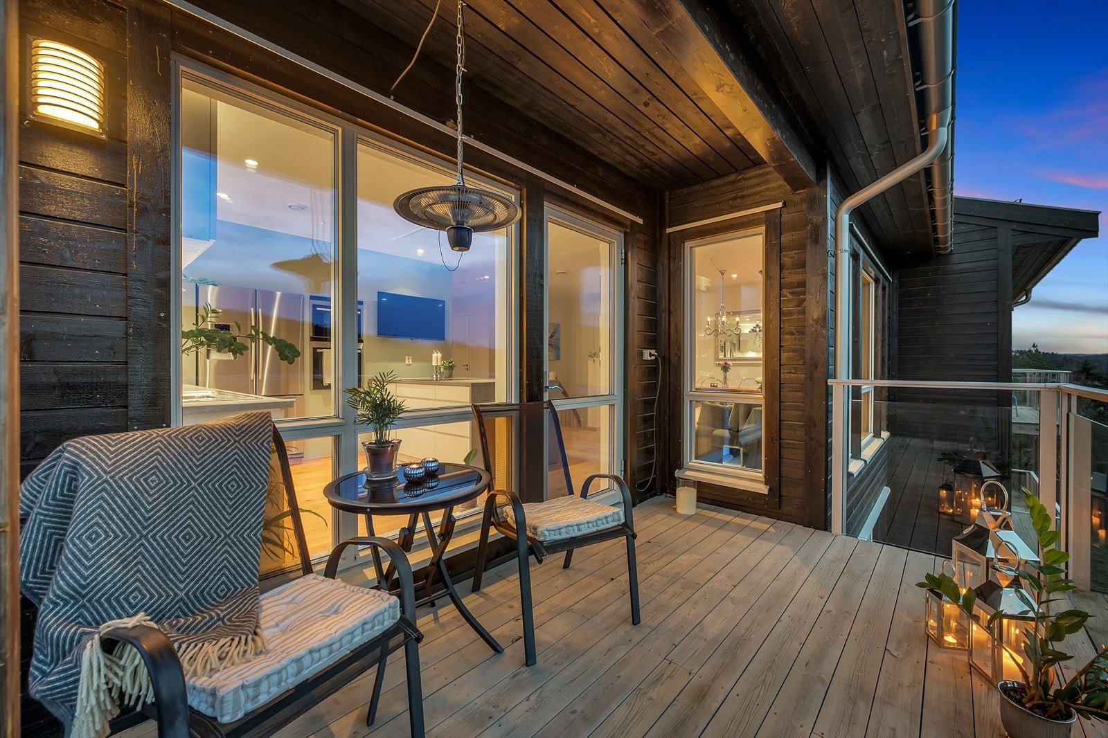 Nord-vestvendt balkong med gode solforhold. Galleribilde