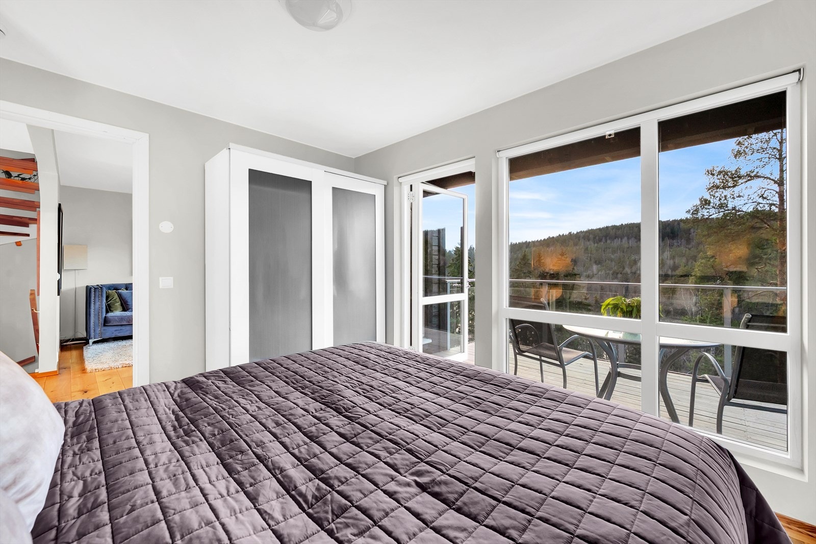 Soverom II er av fin størrelse med plass til stor dobbeltseng, nattbord og garderobeløsning. Fra soverommet er det utgang til balkong. Galleribilde