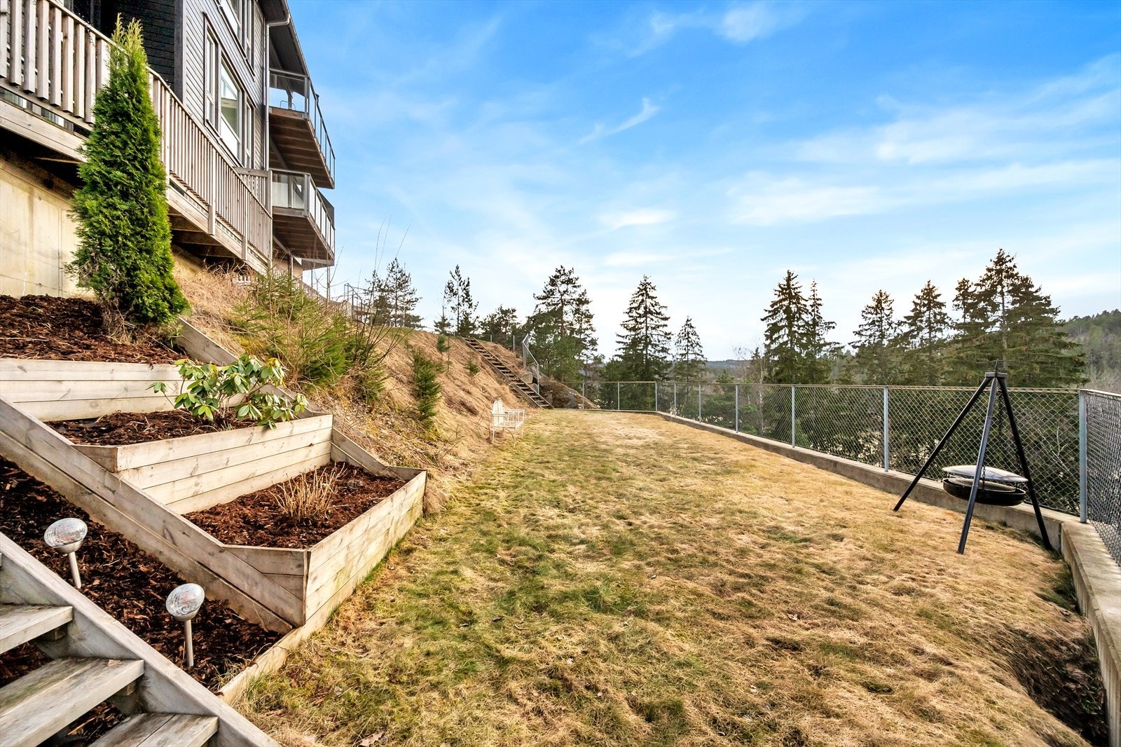 Trapp ned til hage med god boltringsplass for både store og små. Galleribilde