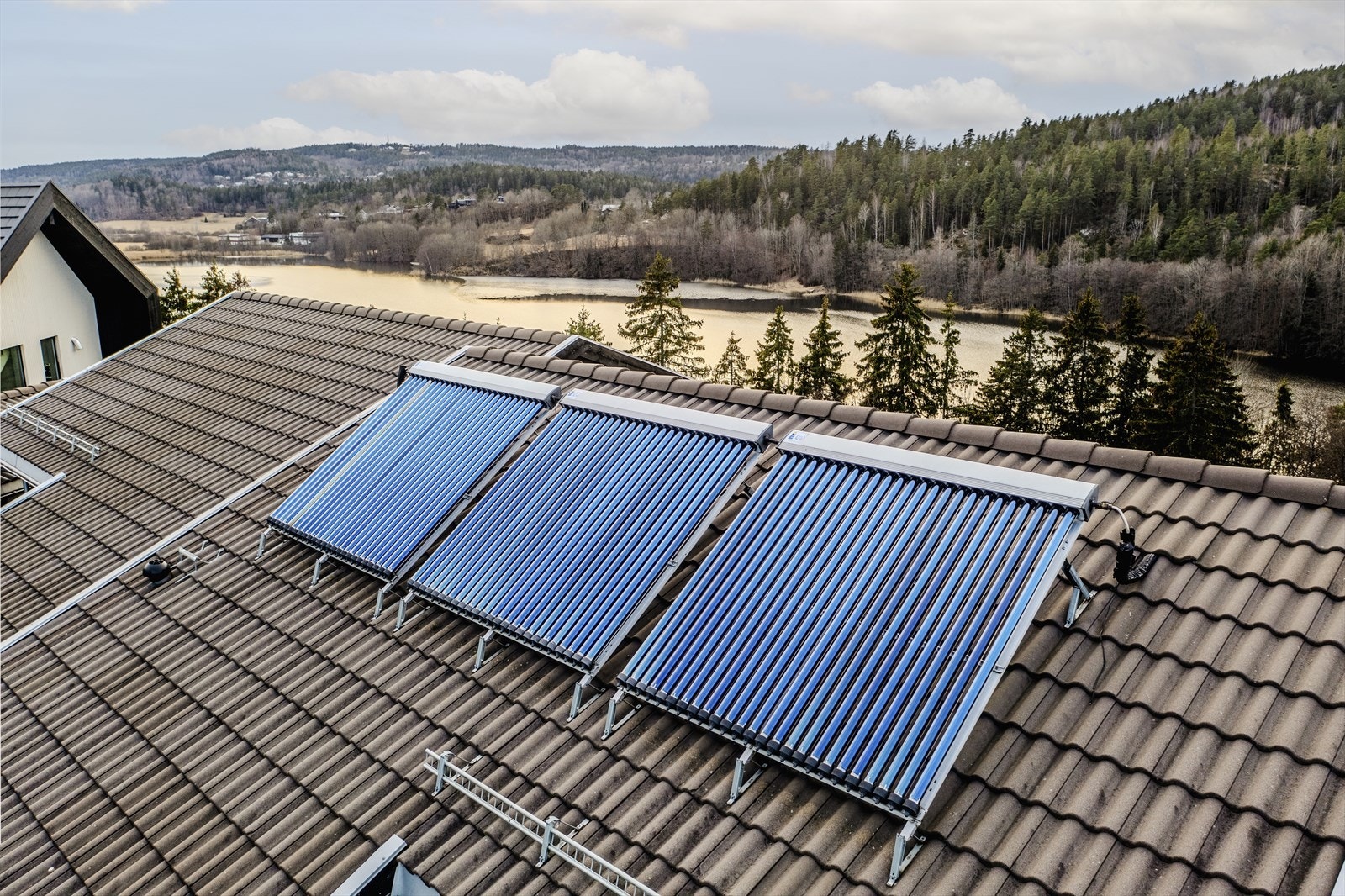 Solfangere på tak kan bidra til lavere strømutgifter. Galleribilde