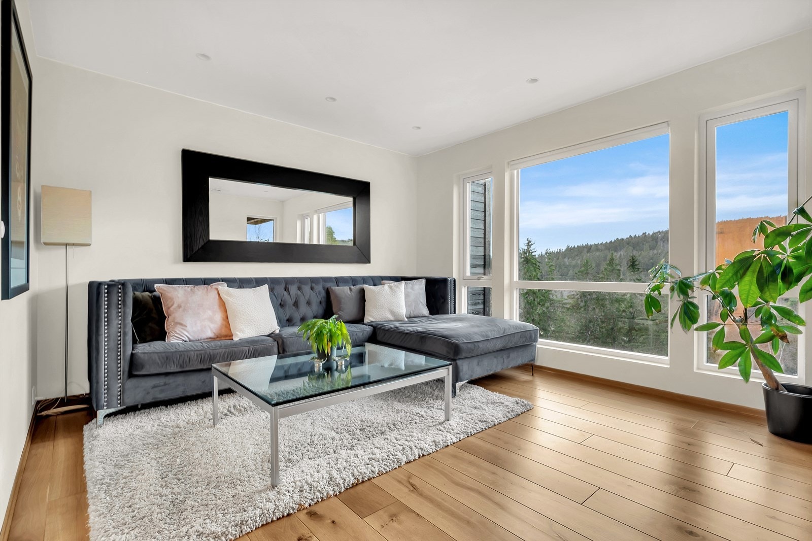 Lys og innbydende stue i sokkeletasje med rikelig av naturlig lysinnslipp. Galleribilde