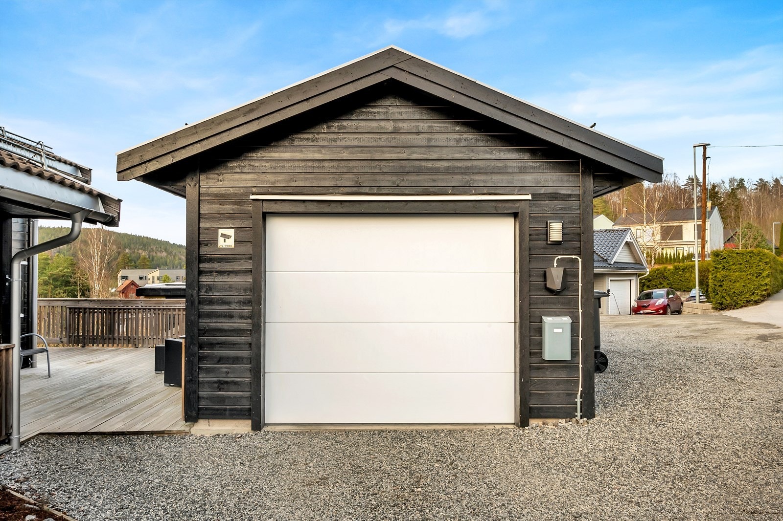 Garasje med elbil lader. Det er også plass til å parkere på egen tomt foran garasje. Galleribilde