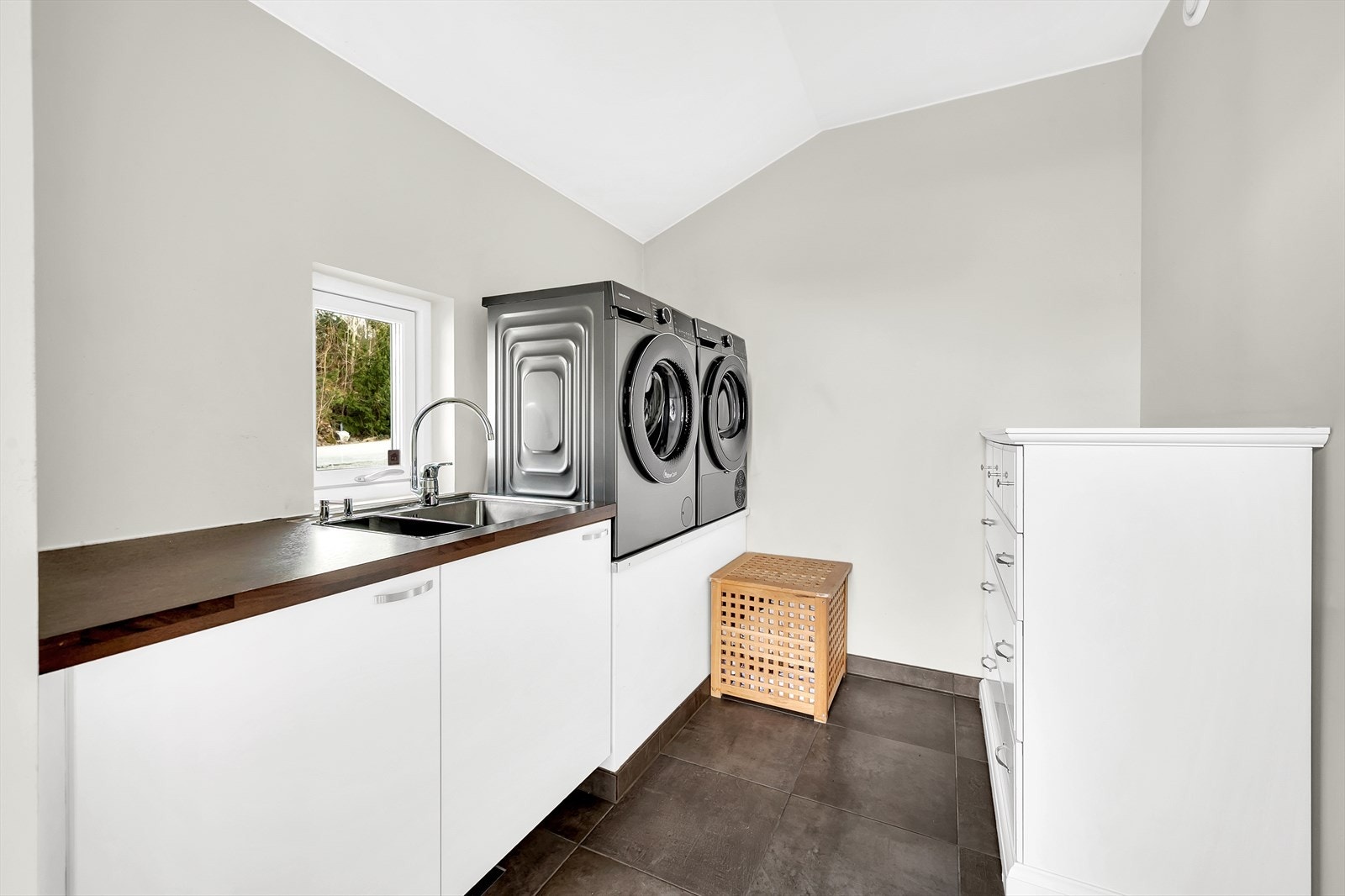 Praktisk bod tilknyttet bad, samt med egen inngangsdør. Boden benyttes i dag som vaskerom og oppbevaring. Galleribilde