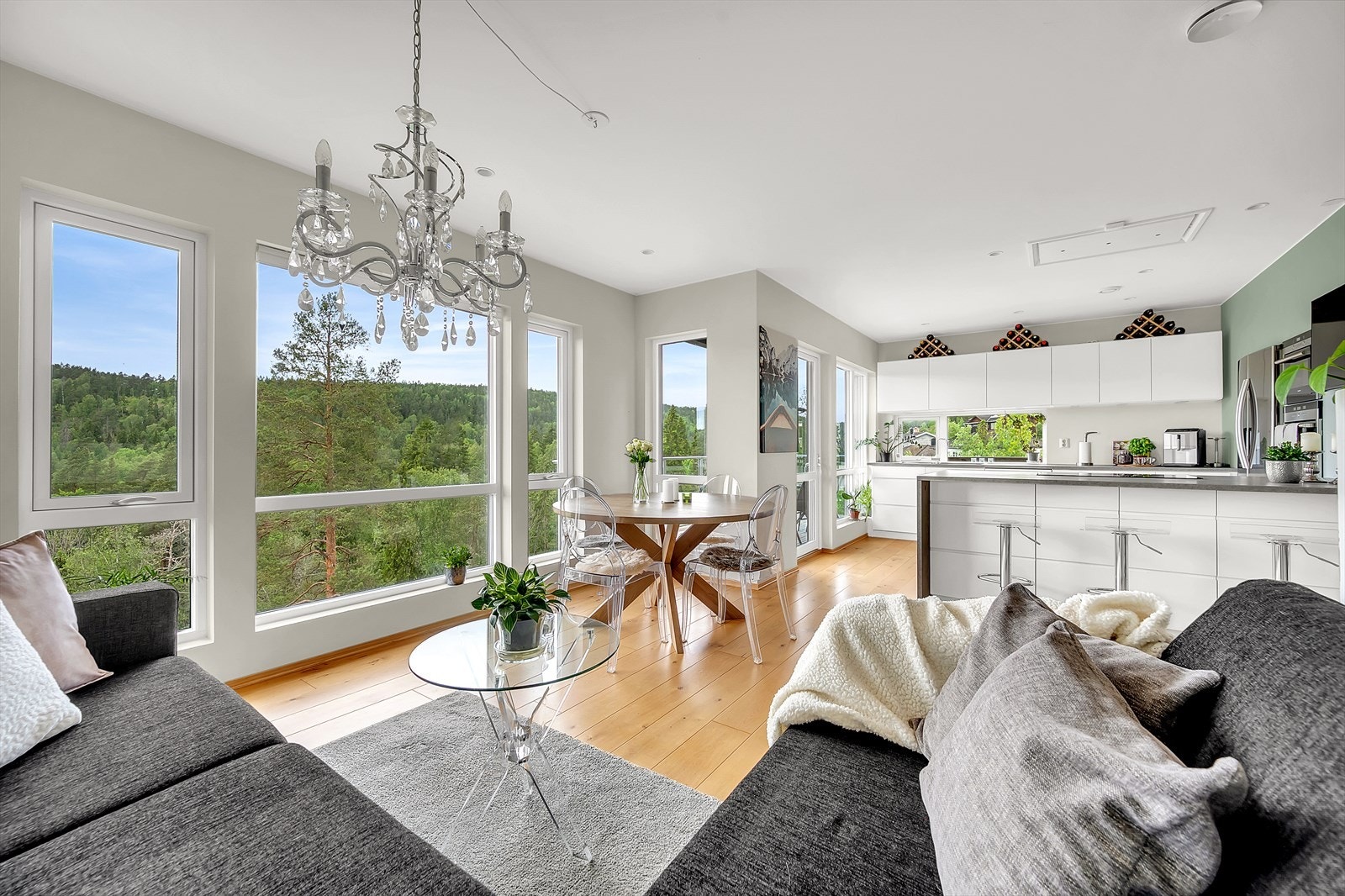 Stue med gode møbleringsmuligheter med plass til flere sittegrupper og soner. Galleribilde