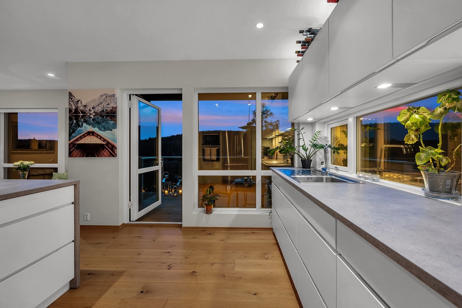 Fra stue/kjøkken er det utgang til balkong. Galleribilde