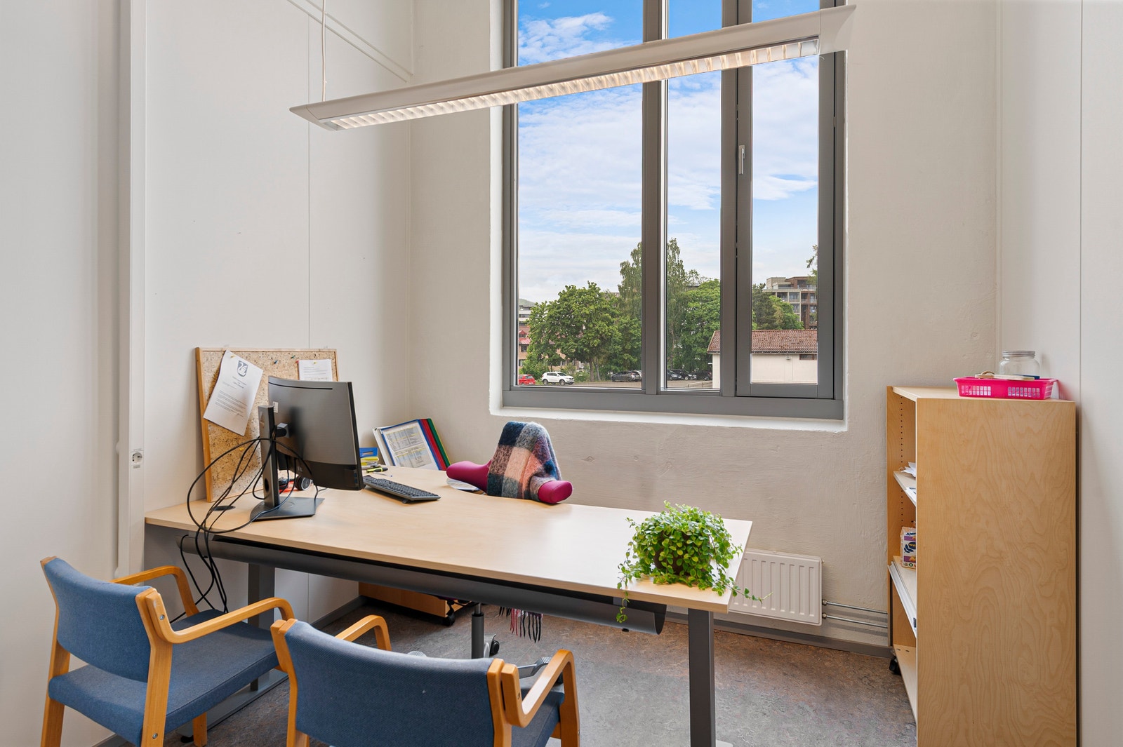 Eksempel på cellekontor med store vinduer og naturlig lys. Galleribilde